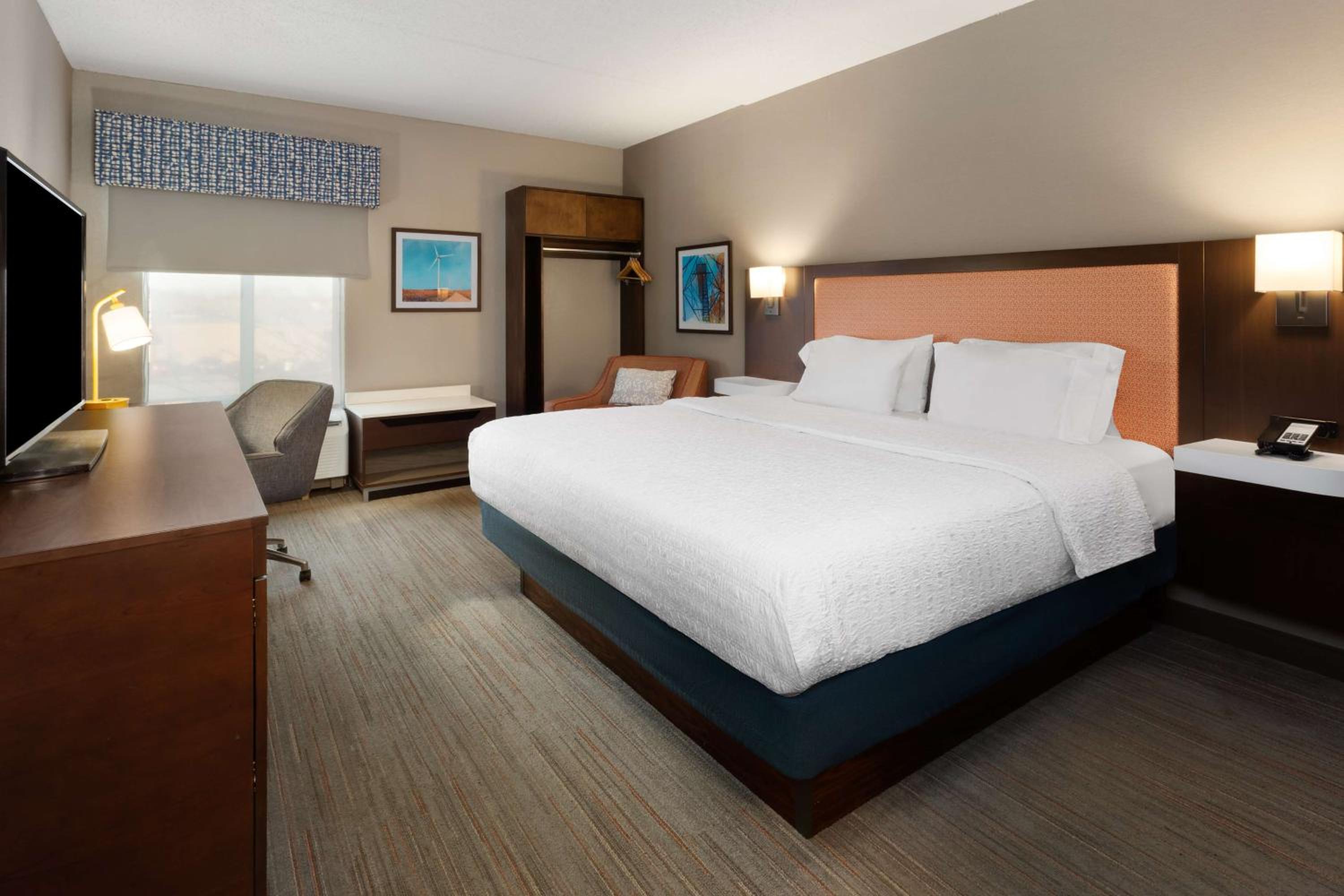 King Room with Accessible Tub - Mobility and Hearing Access/Non-Smoking - Photo 5