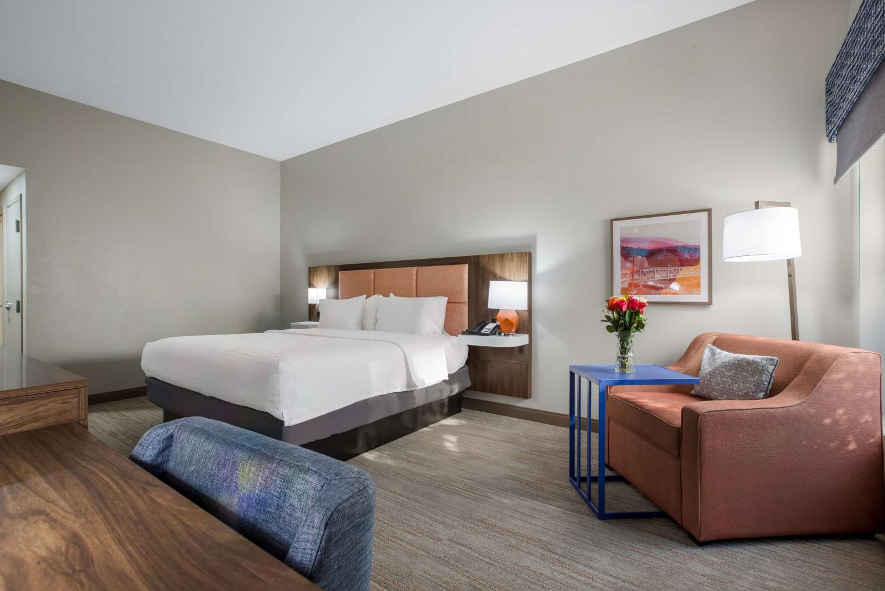 King Room with King Bed - Non-Smoking - Photo 2