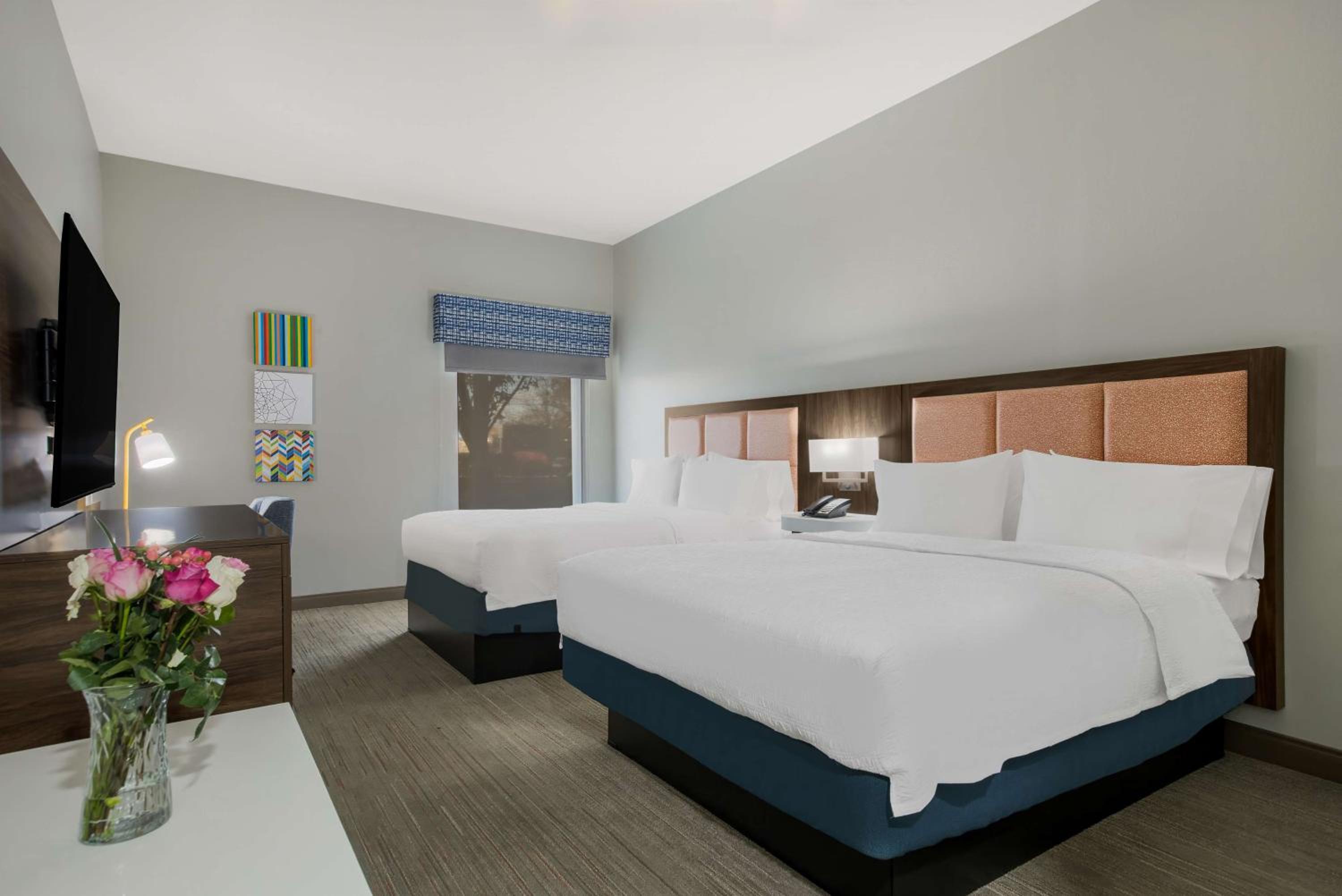 Room with Two Queen Beds - Non-Smoking - Photo 8