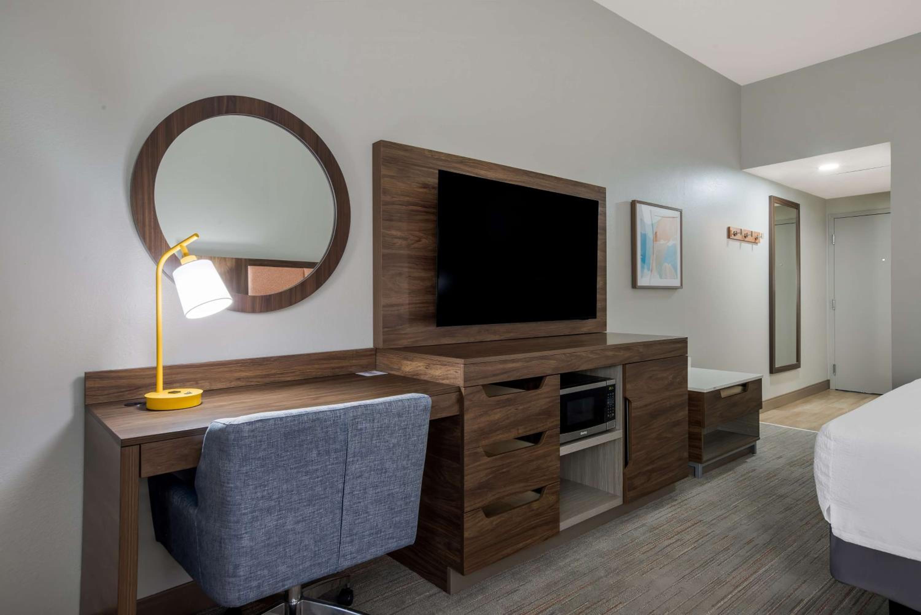 King Room with King Bed - Non-Smoking - Photo 5