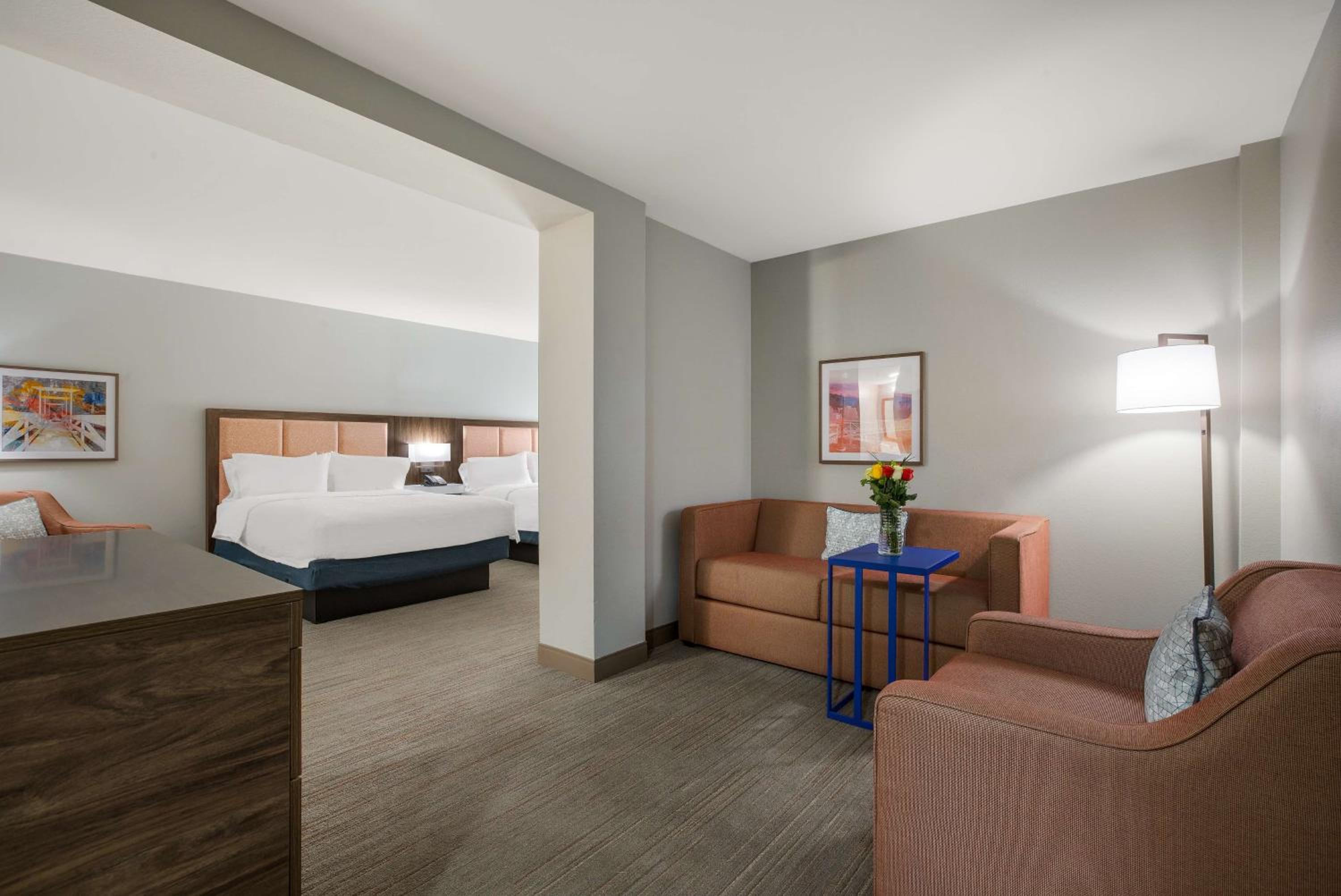 One-Bedroom Queen Suite with Two Queen Beds - Non-Smoking - Photo 5