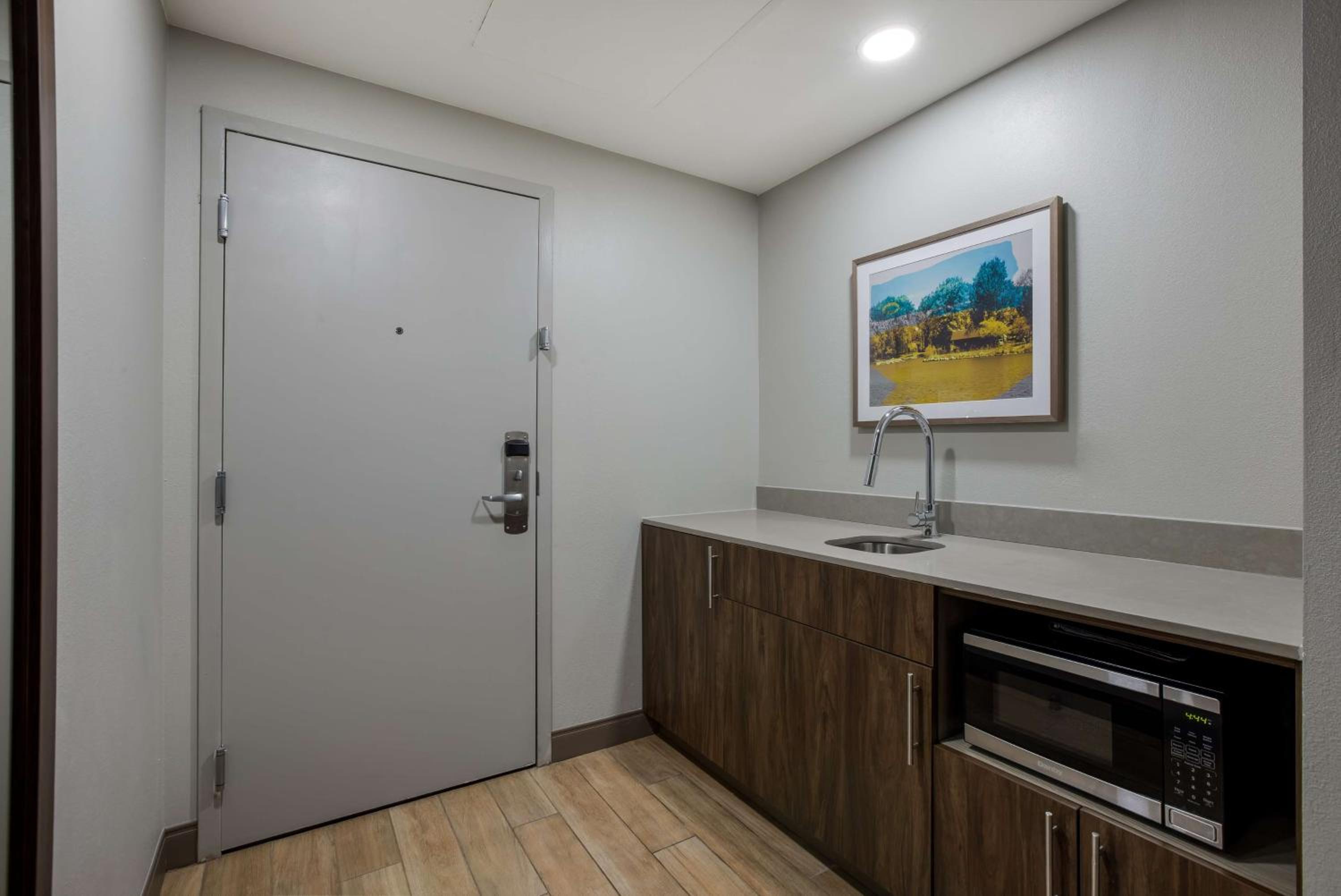 One-Bedroom King Suite - Non-Smoking - Photo 8