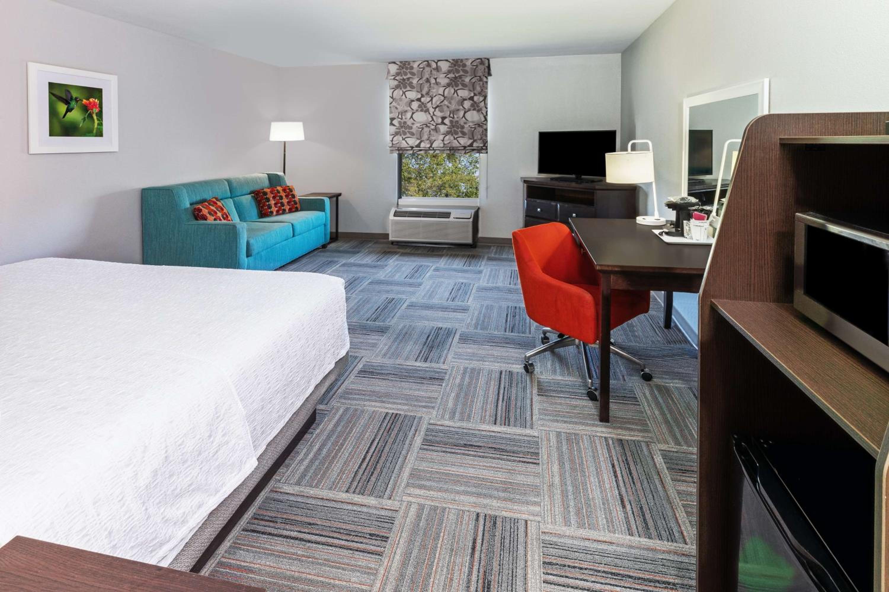 King Room with Sofa Bed - Non-Smoking photo 2