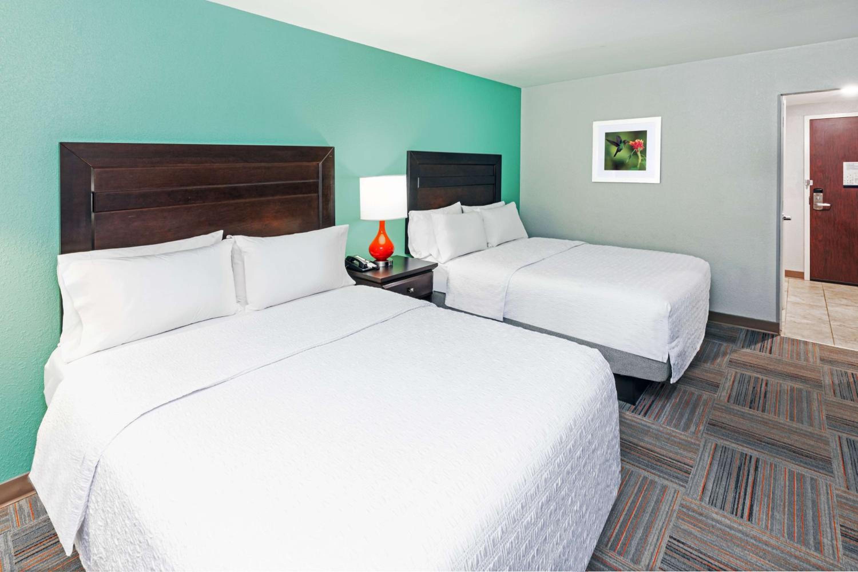 Room with Two Queen Beds - Non-Smoking photo 3