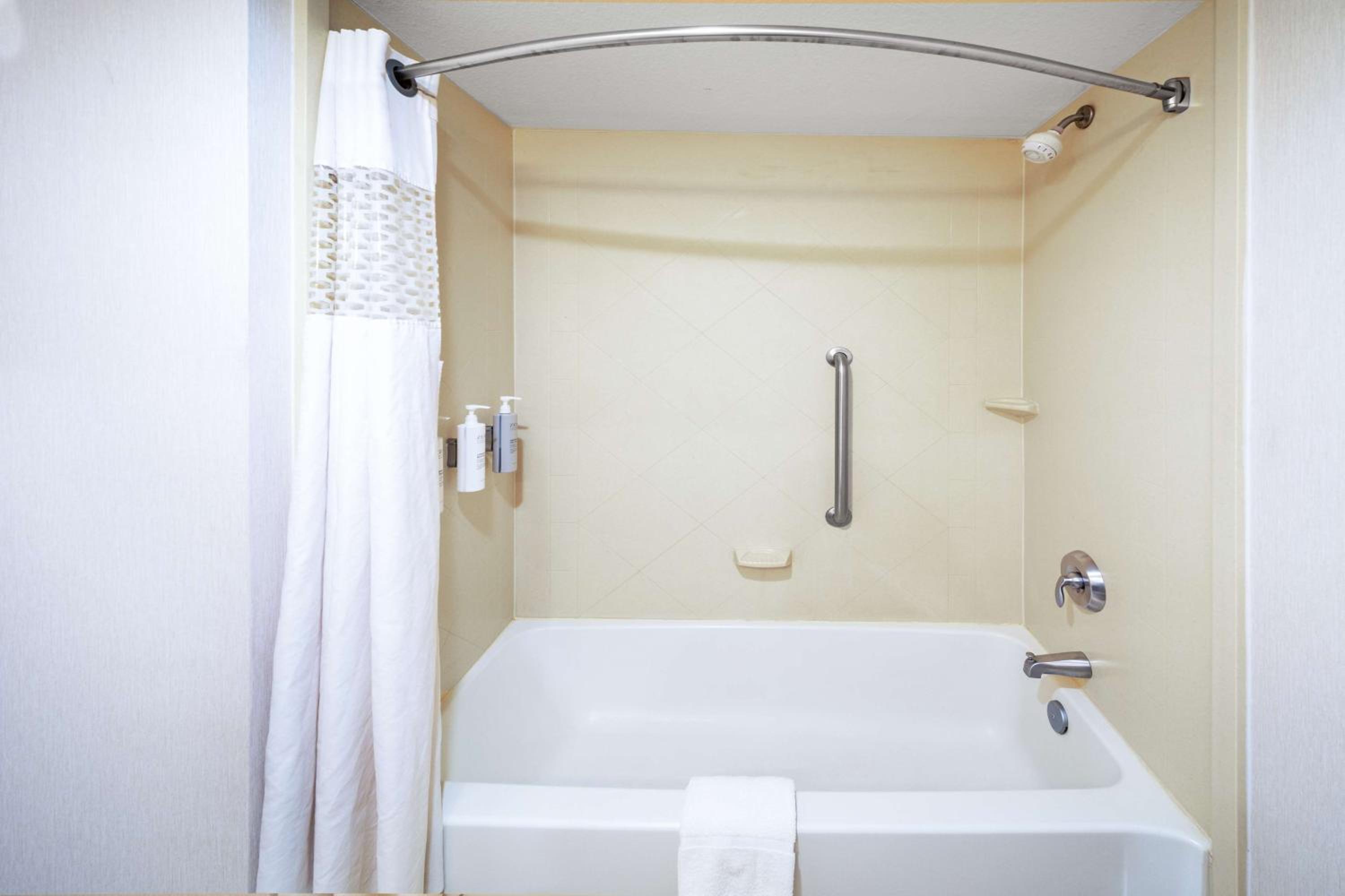Room with Two Queen Beds - Non-Smoking photo 2