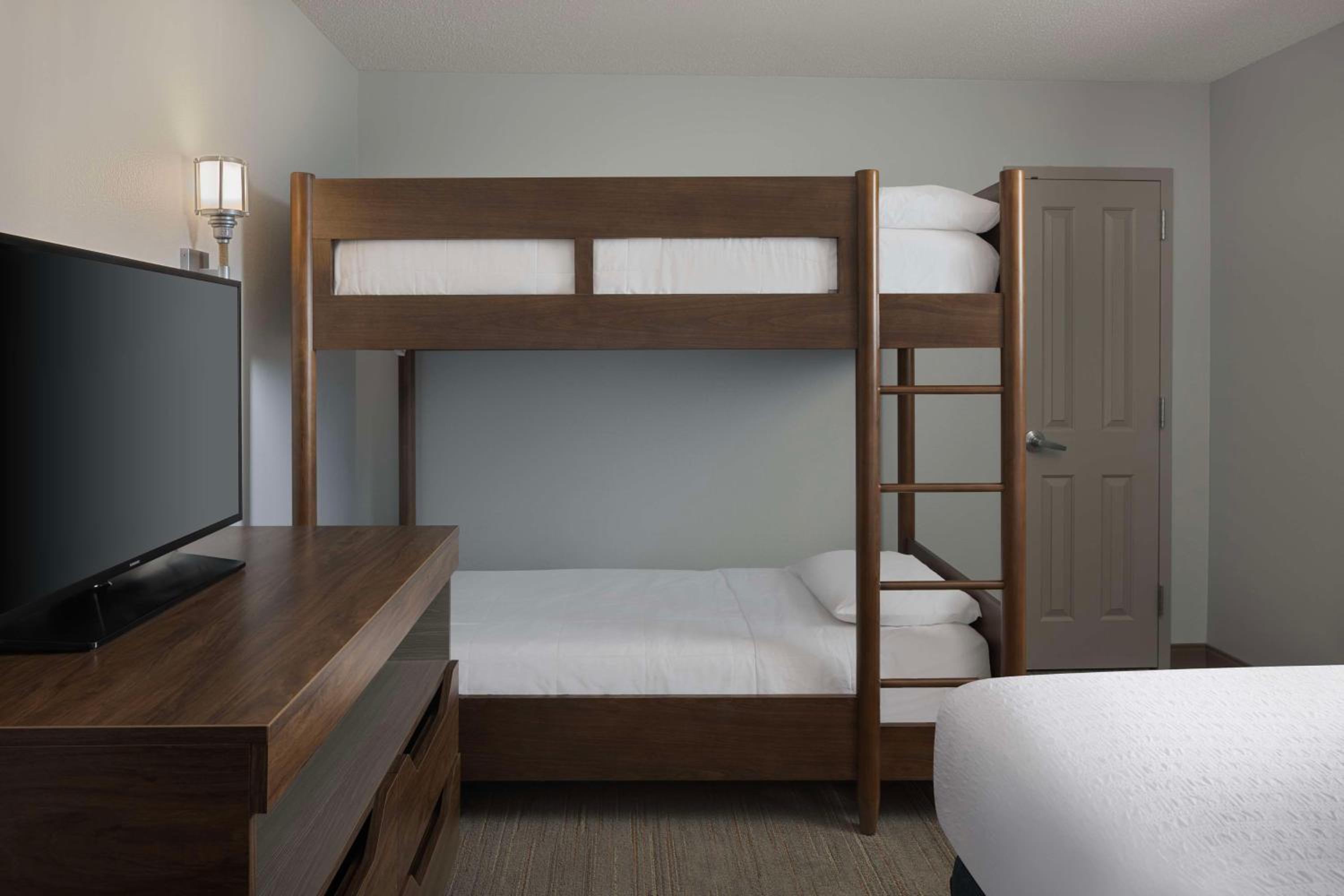 1 King/1 Qn/Bunk beds 2 Br/2 Bath Oceanfront Suite - Photo 4