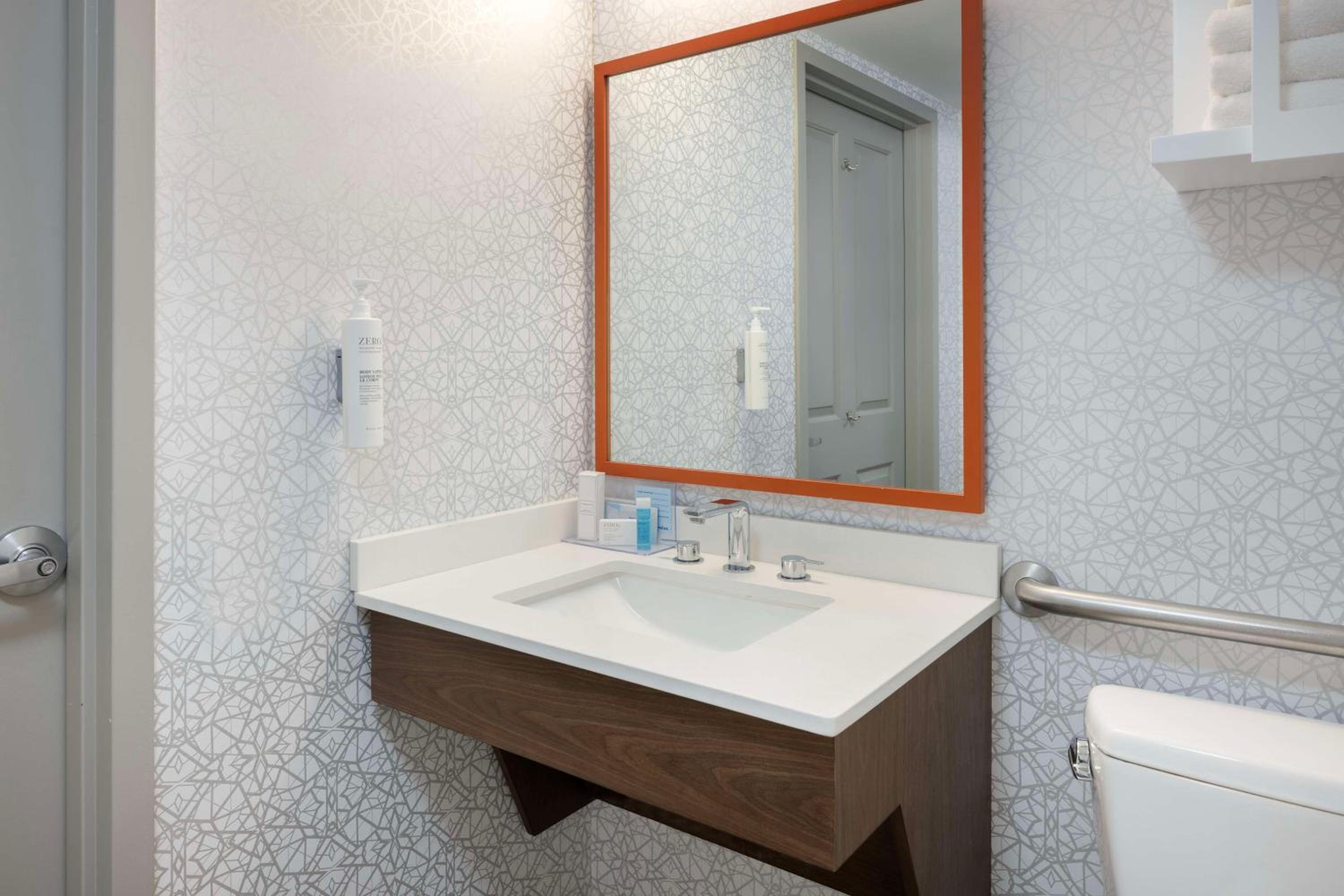 1 King Oceanfront Mobility Access w/Tub - Photo 4