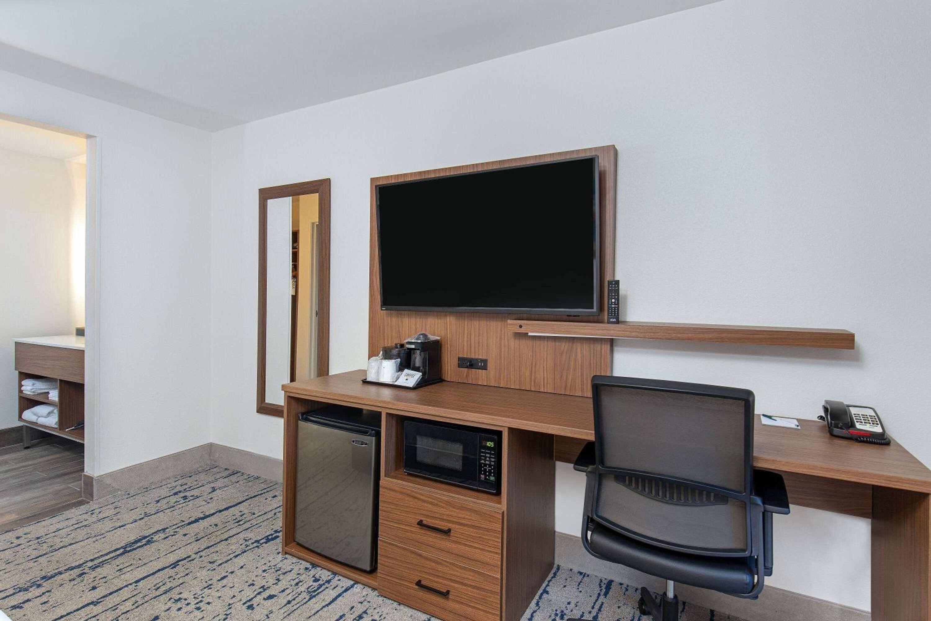 King Room - Mobility Accessible Room with Grab Bars - Non-Smoking - Photo 1