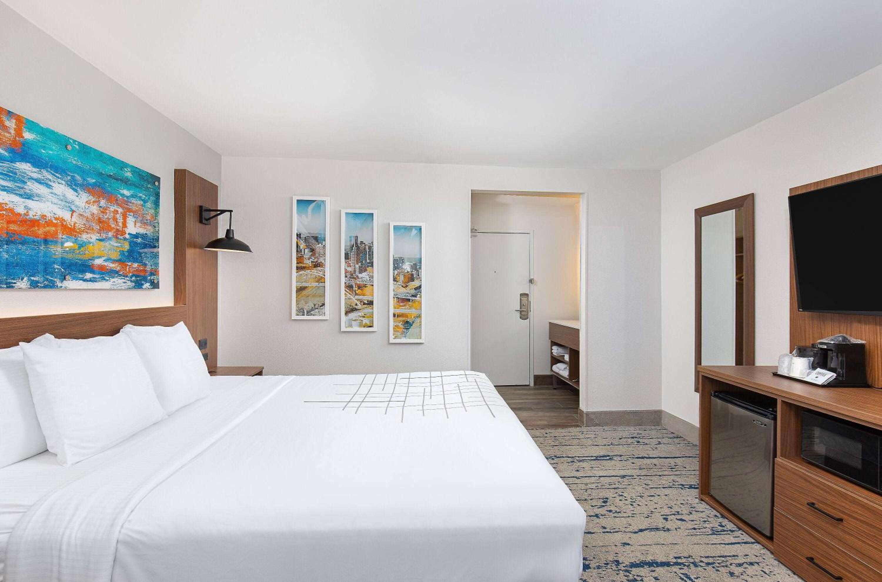 King Room - Mobility Accessible Room with Grab Bars - Non-Smoking - Photo 2