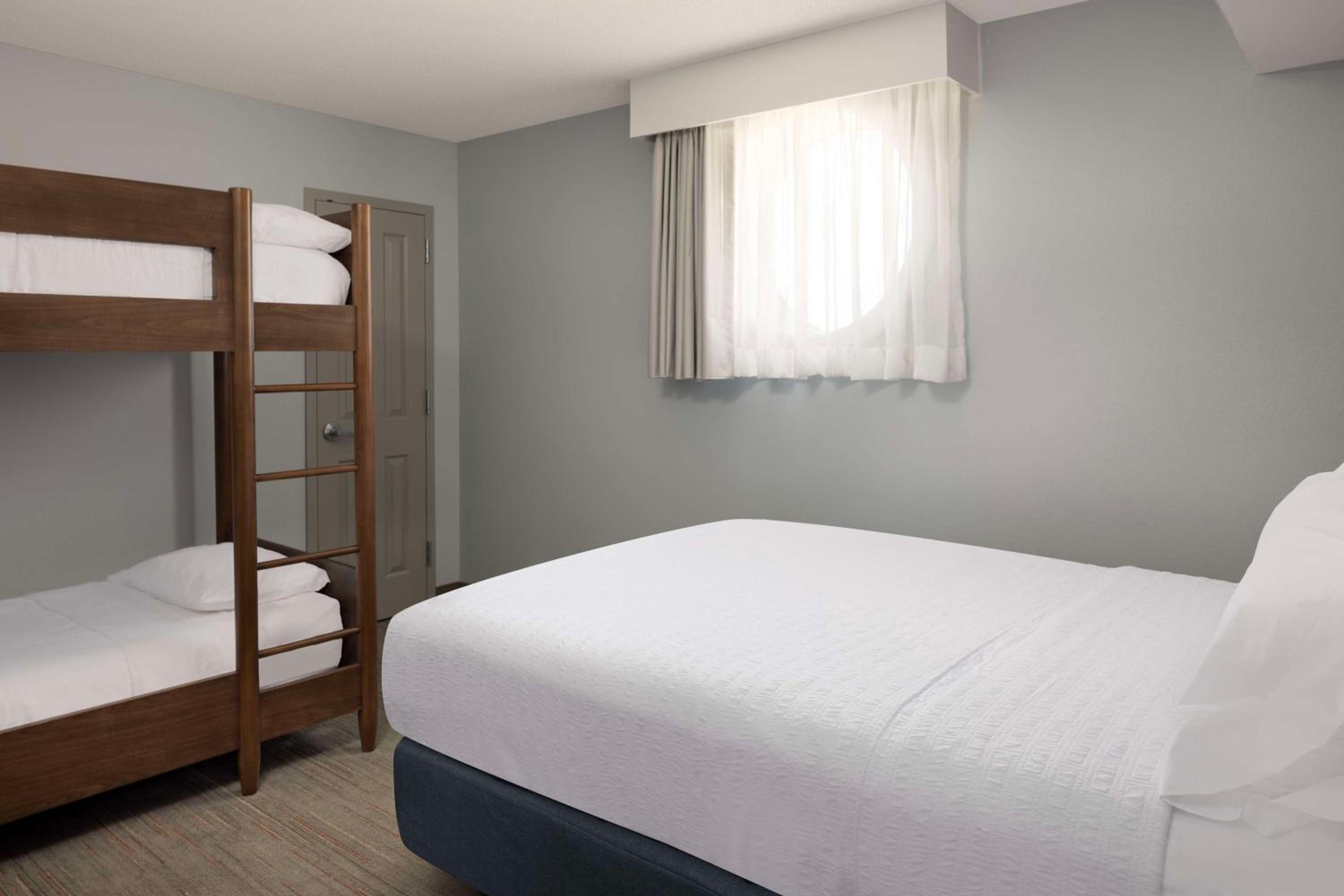 1 King/1 Qn/Bunk beds 2 Br/2 Bath Oceanfront Suite - Photo 6