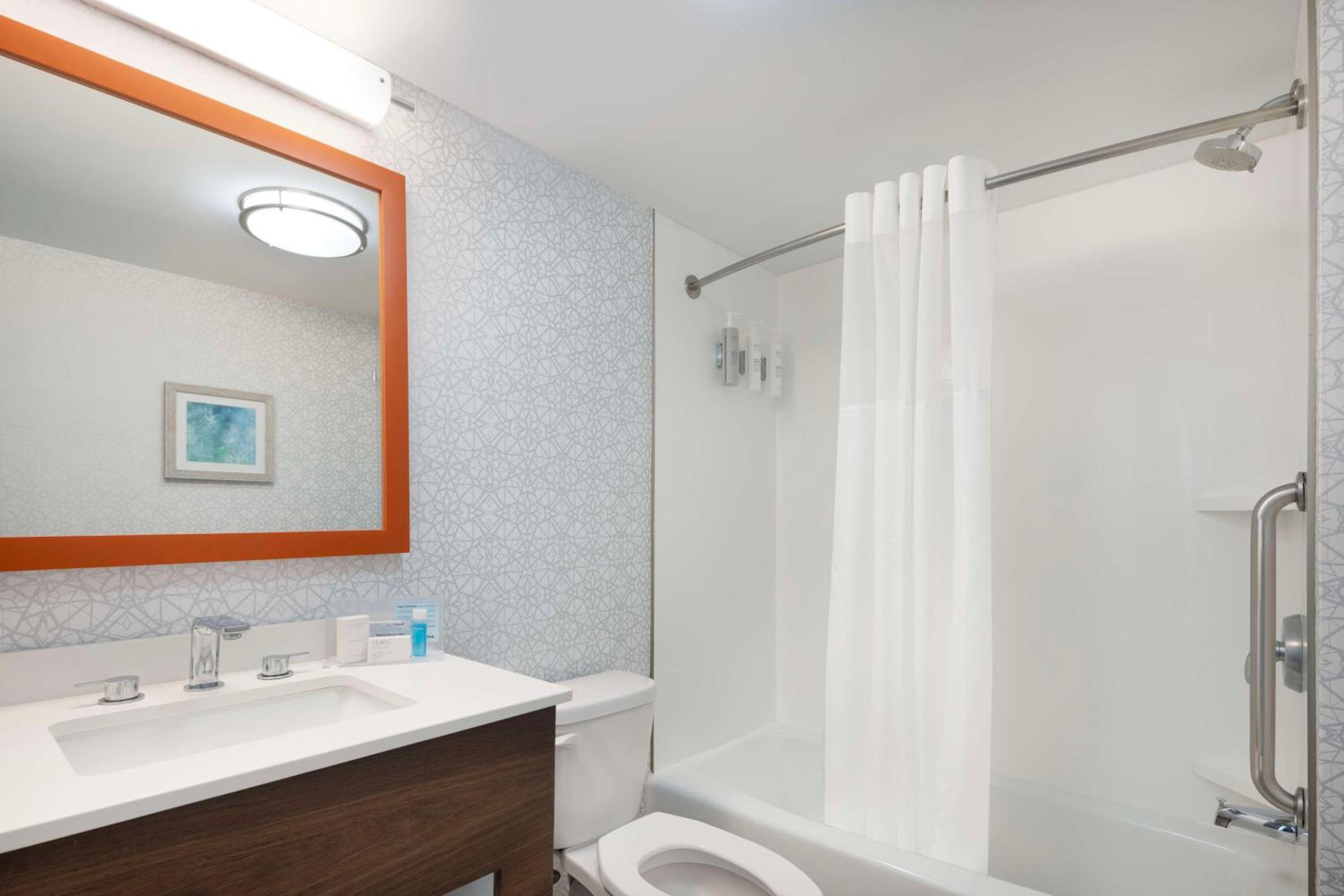 1 King/1 Qn/Bunk beds 2 Br/2 Bath Oceanfront Suite - Photo 8