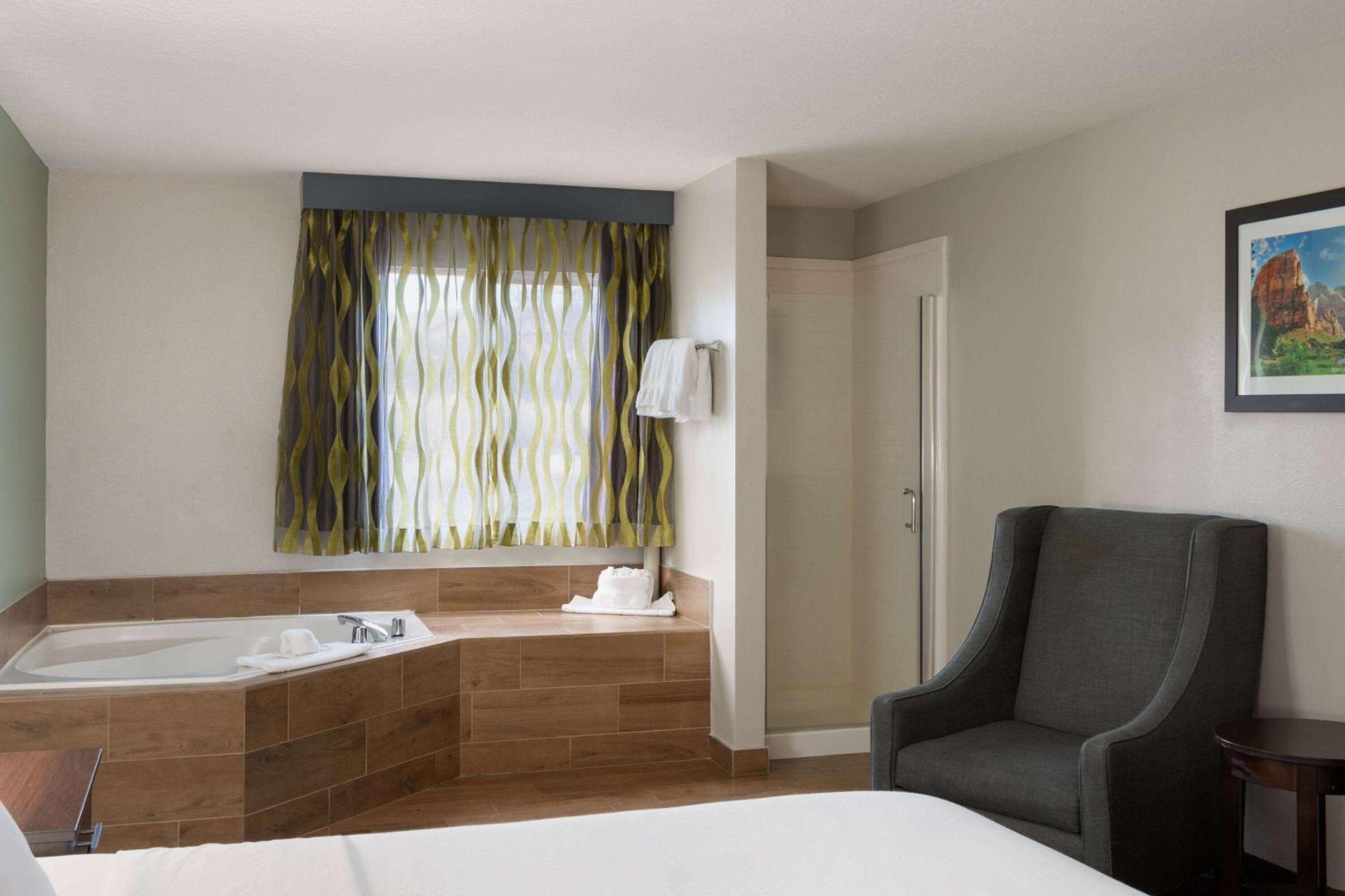 1 King Bed, Jetted Tub Suite, Non-Smoking - Photo 6