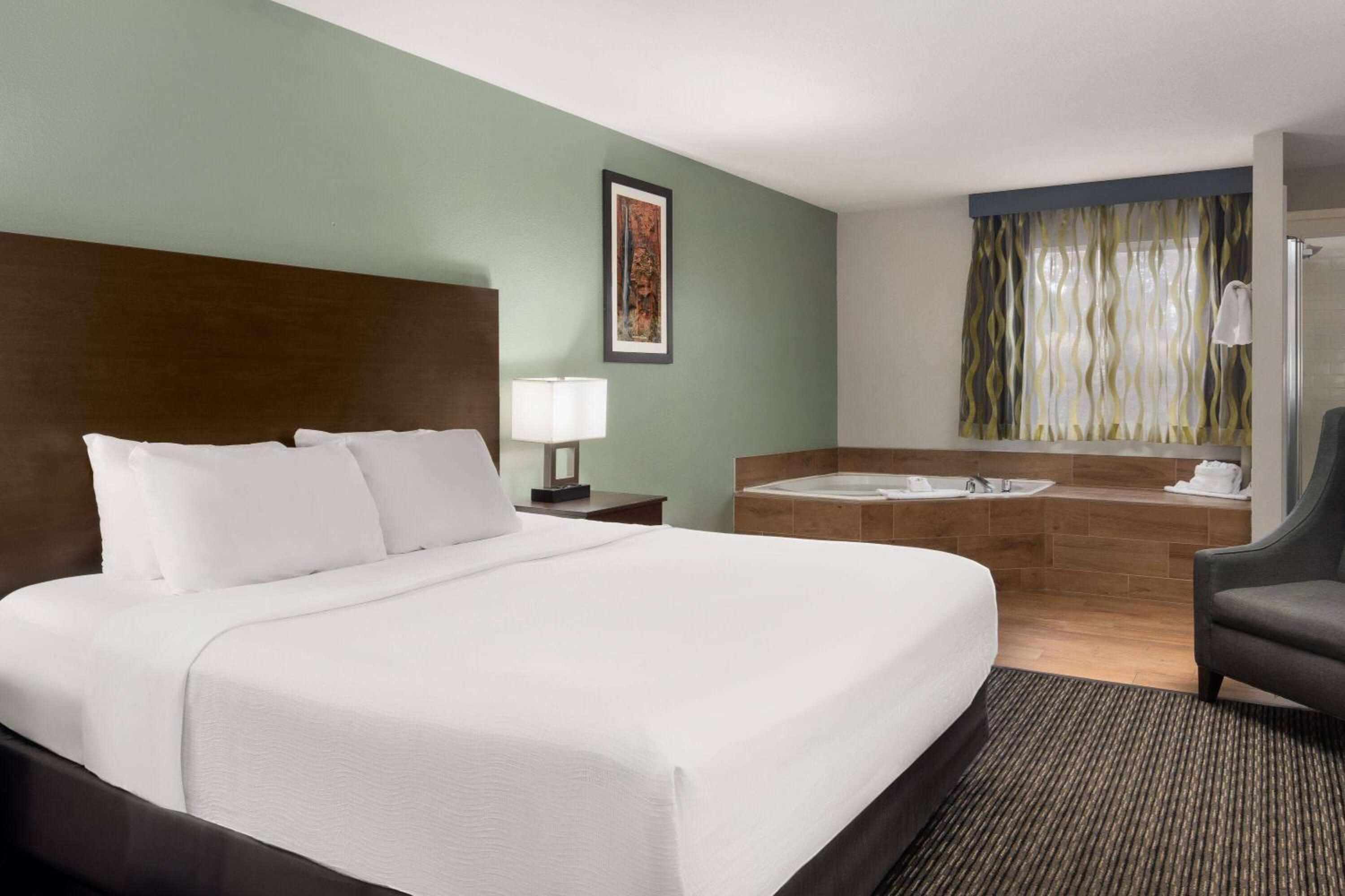 1 King Bed, Jetted Tub Suite, Non-Smoking - Photo 1