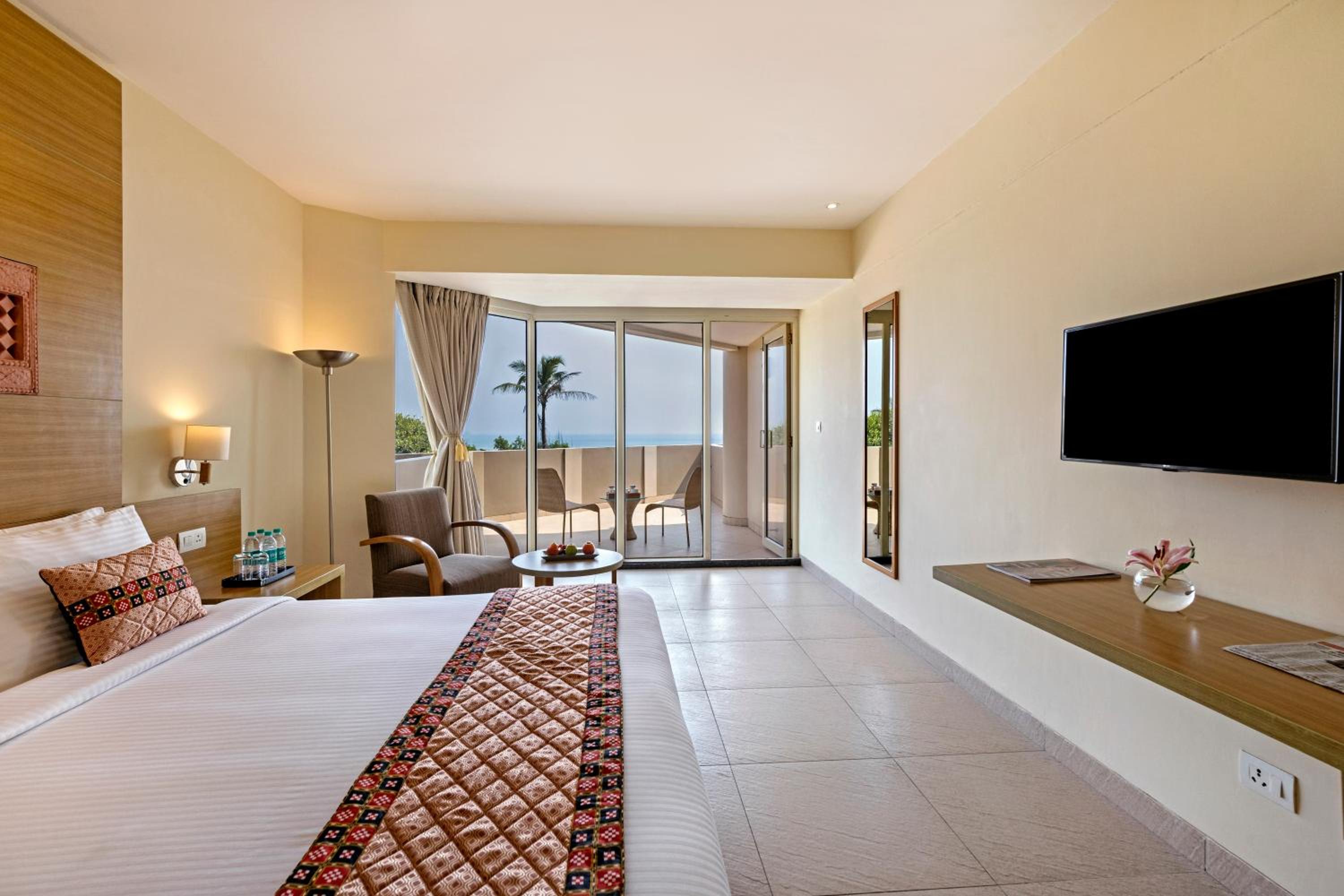 Sea View Deluxe Room with Balcony - Photo 3