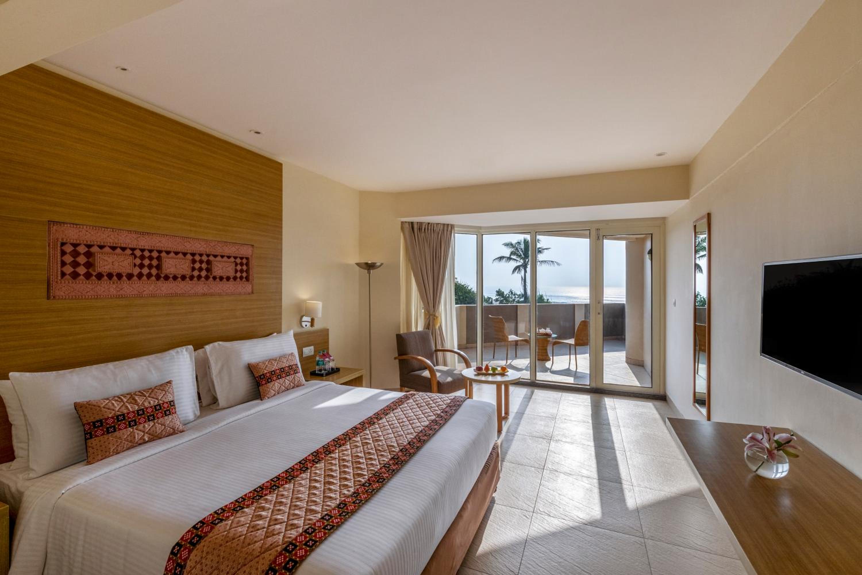 Sea View Deluxe Room with Balcony - Photo 2