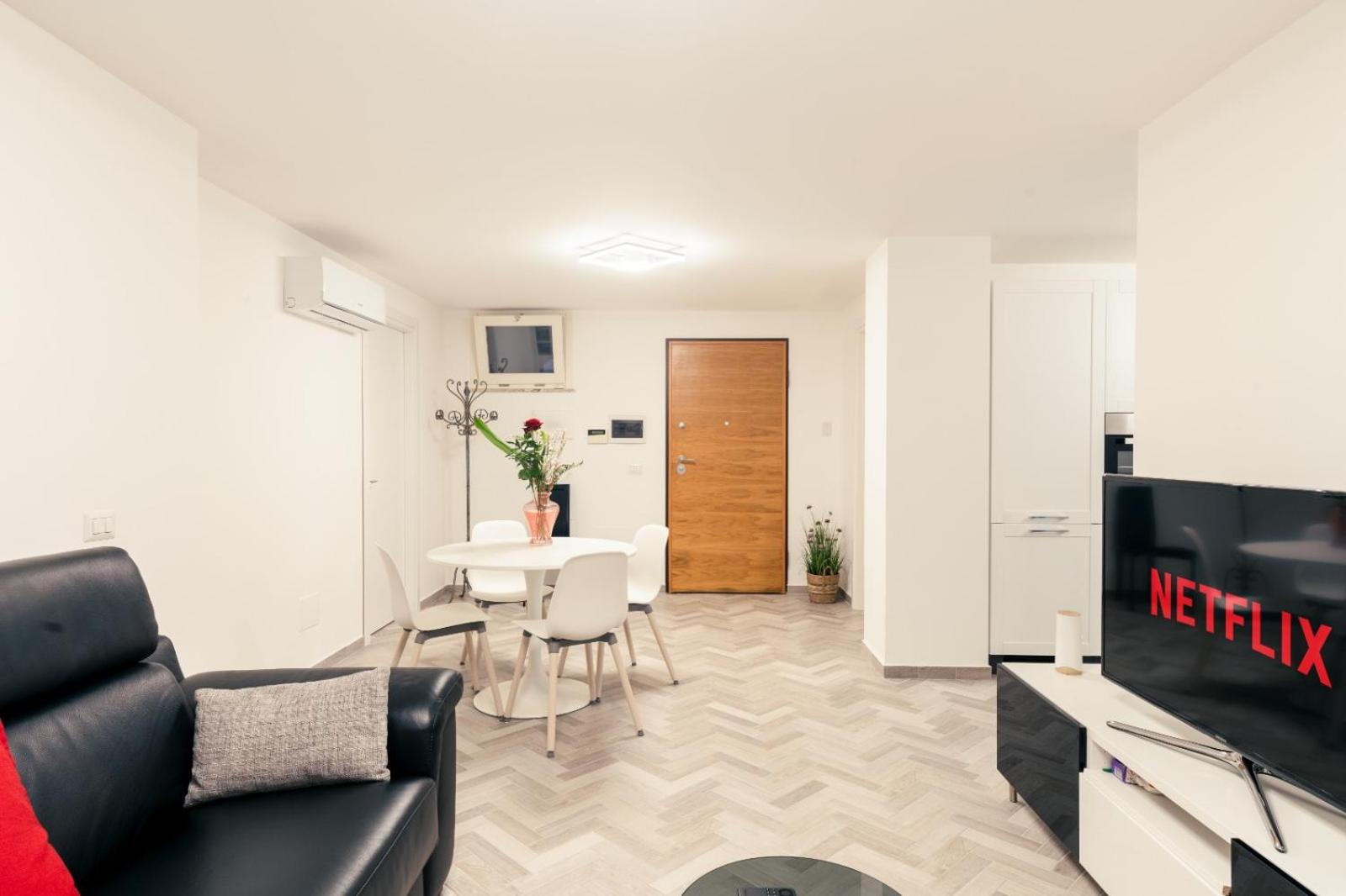 One-Bedroom Apartment photo 1
