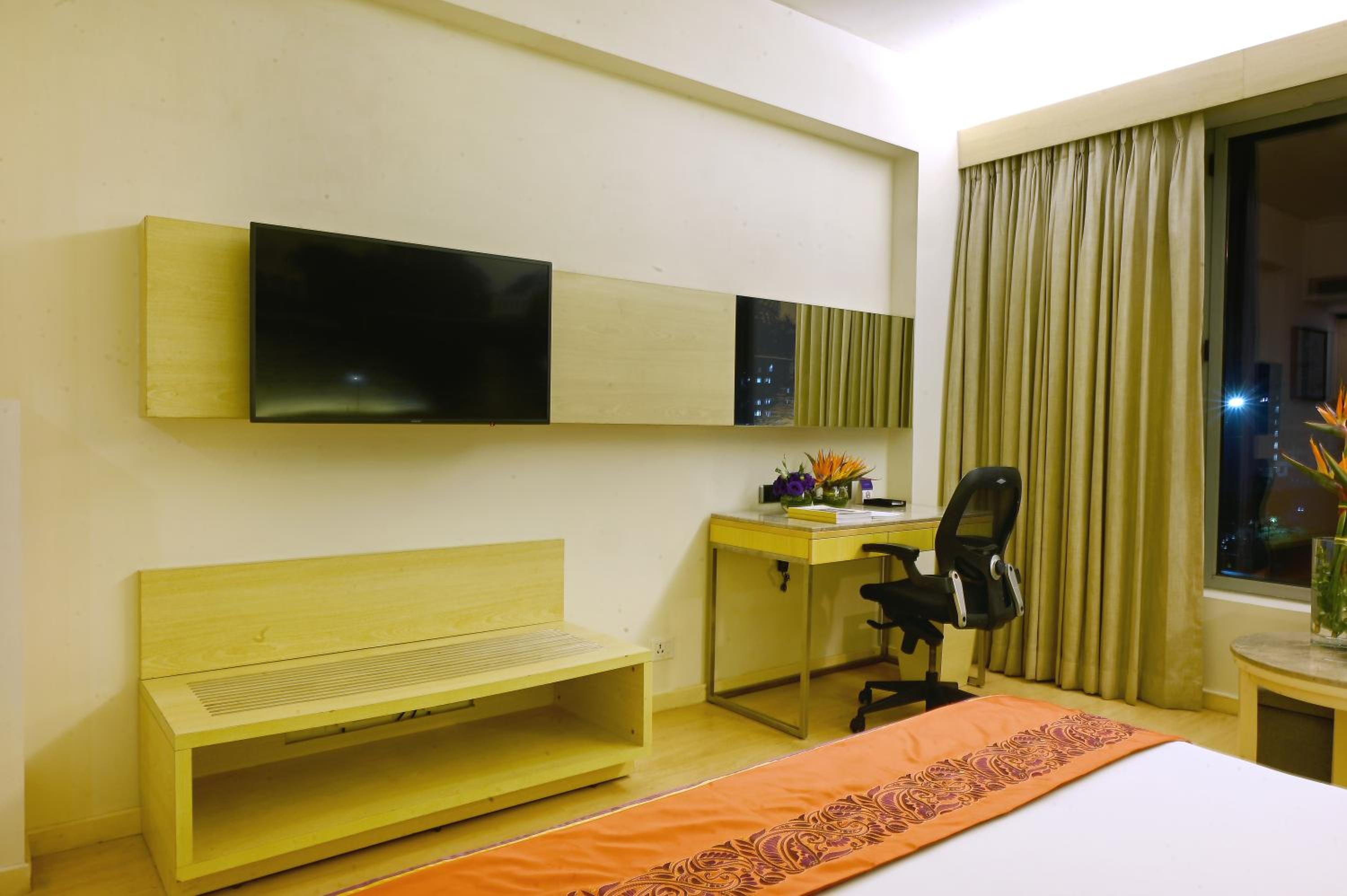 Deluxe Room City View King Bed photo 3