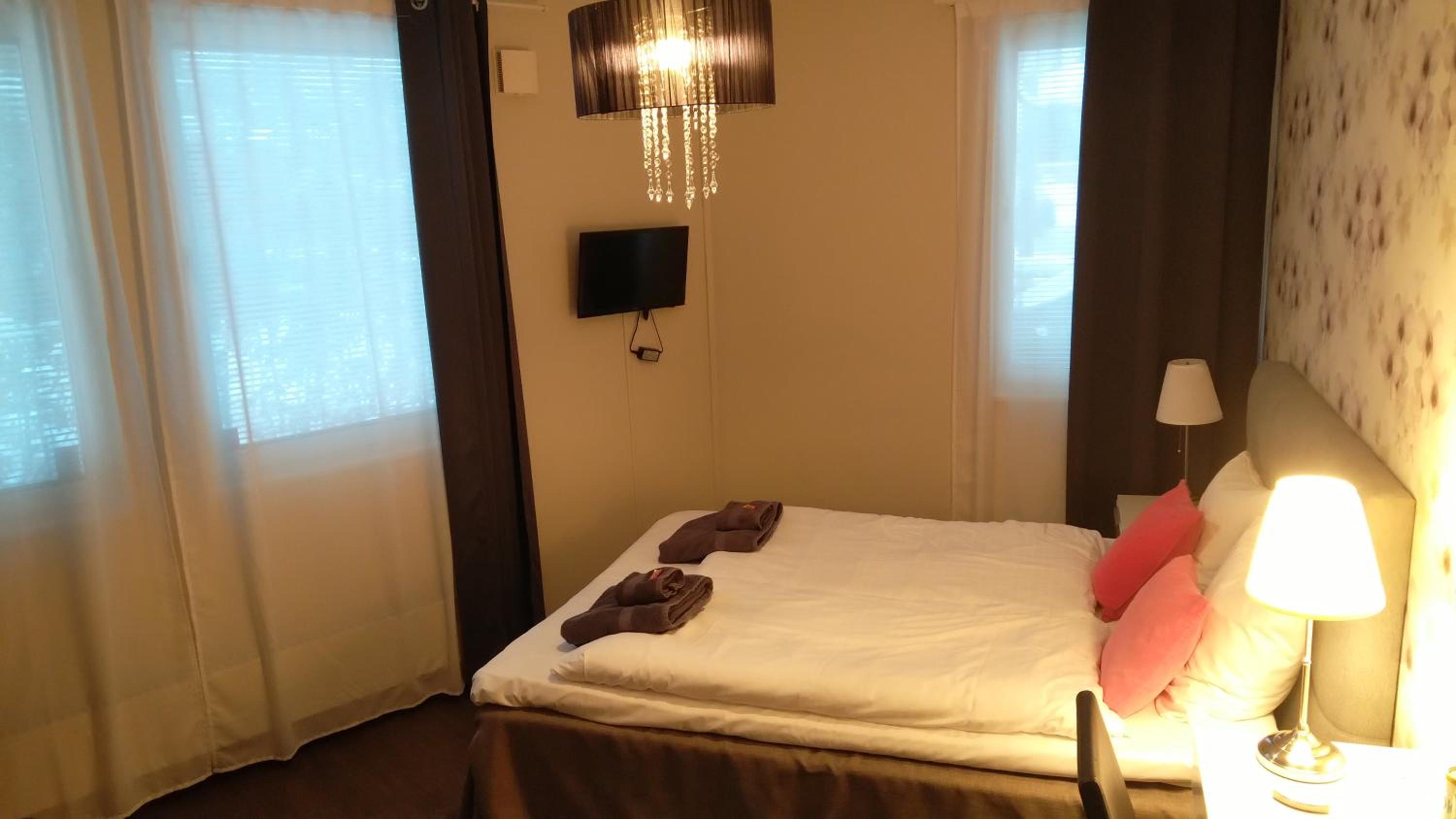 Double Room with Private Bathroom - Photo 18