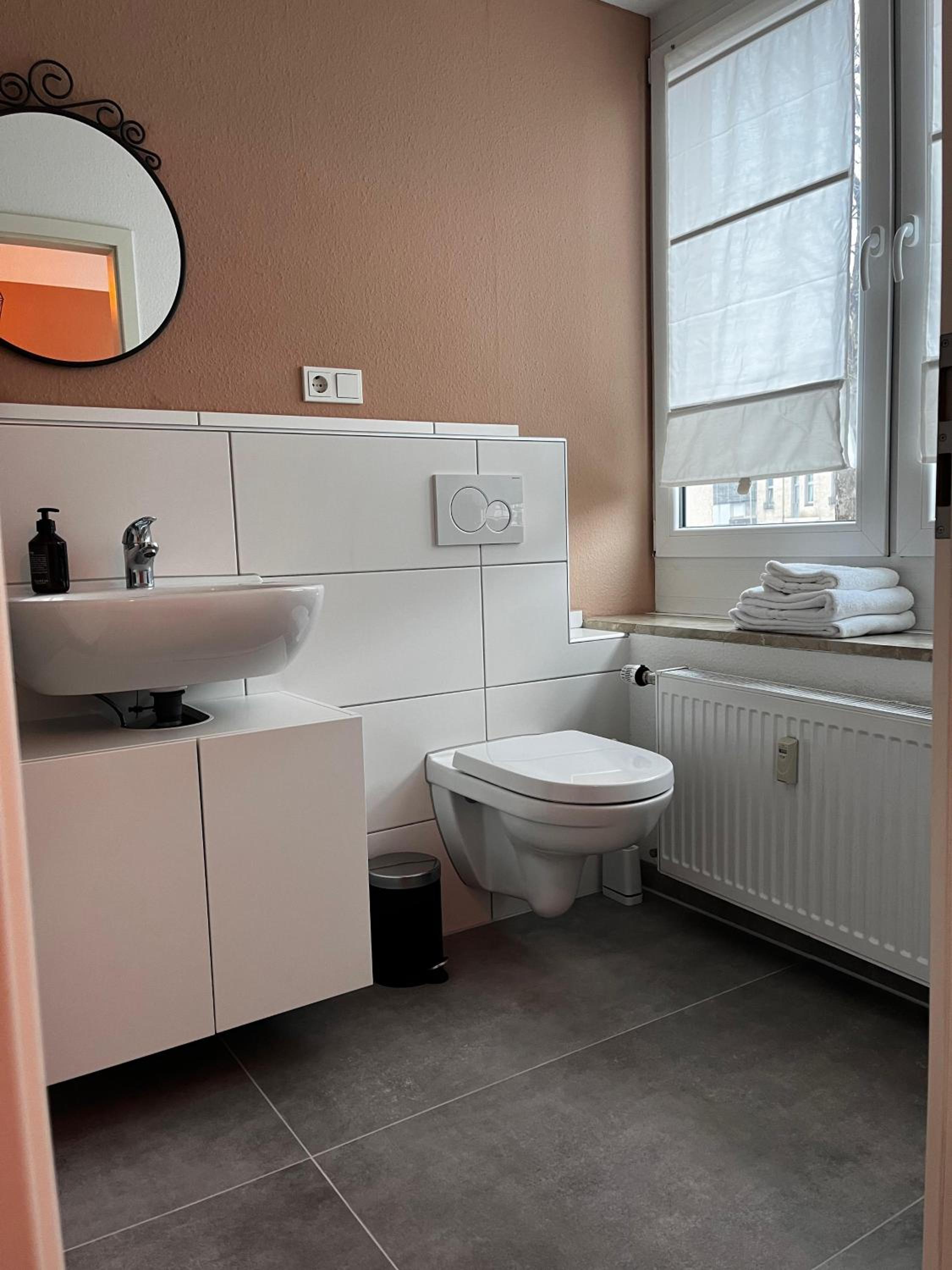 One-Bedroom Apartment - Photo 2