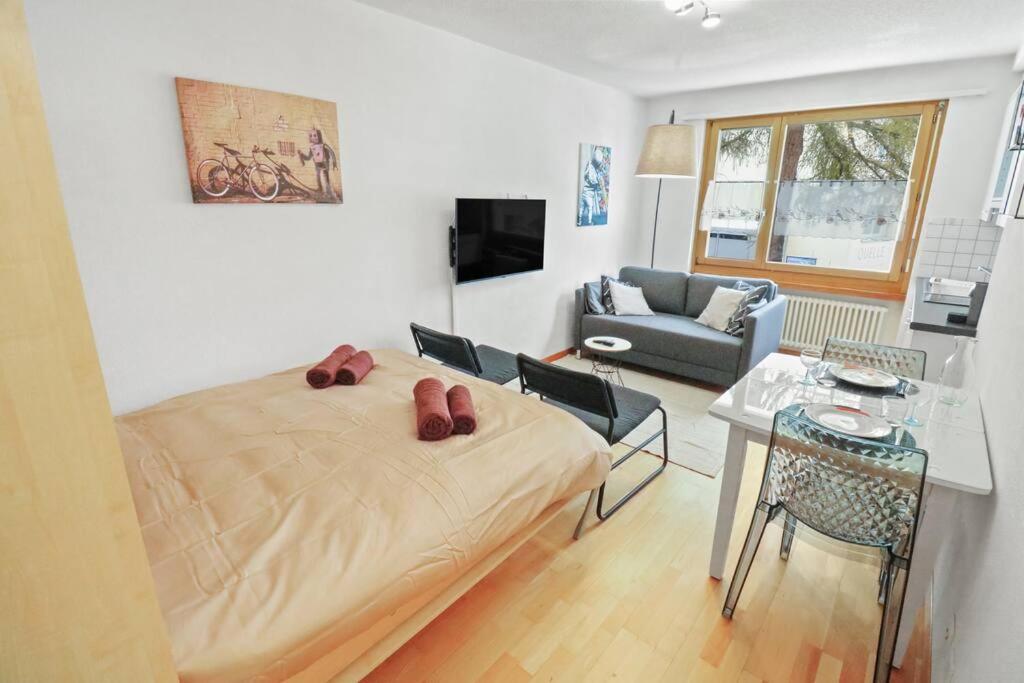 One-Bedroom Apartment photo 1