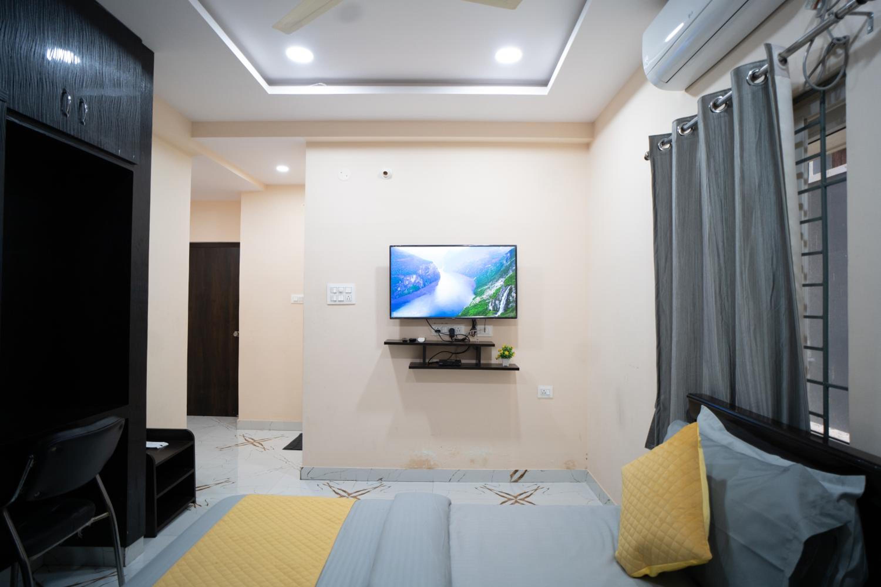Deluxe Room - Photo 13