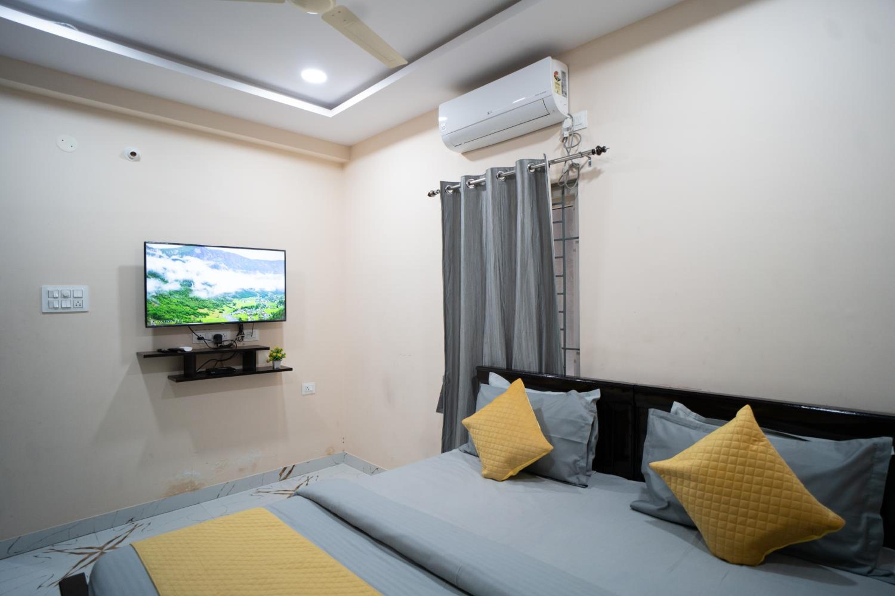 Deluxe Room - Photo 12