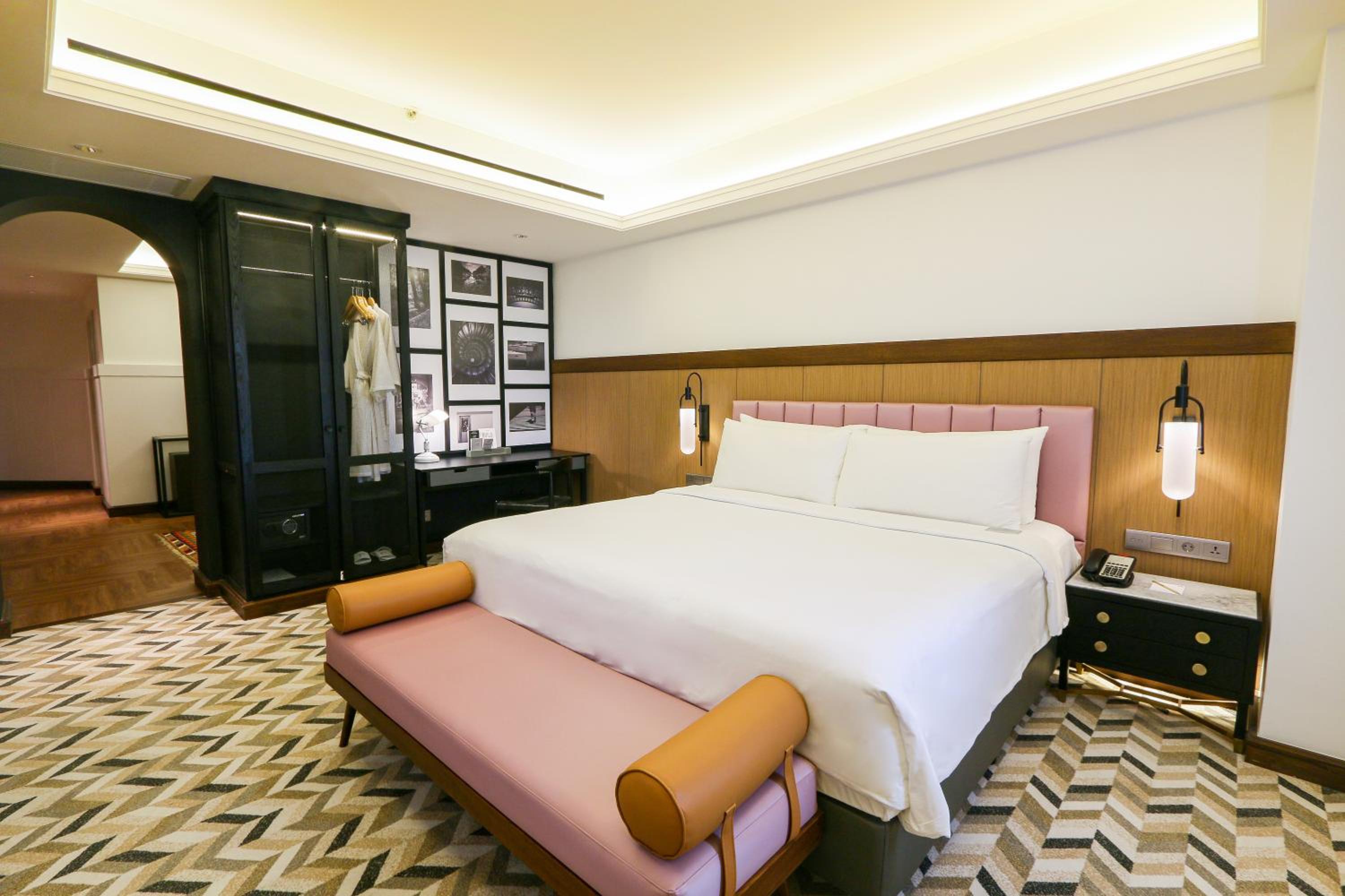 Executive Suite - Photo 6
