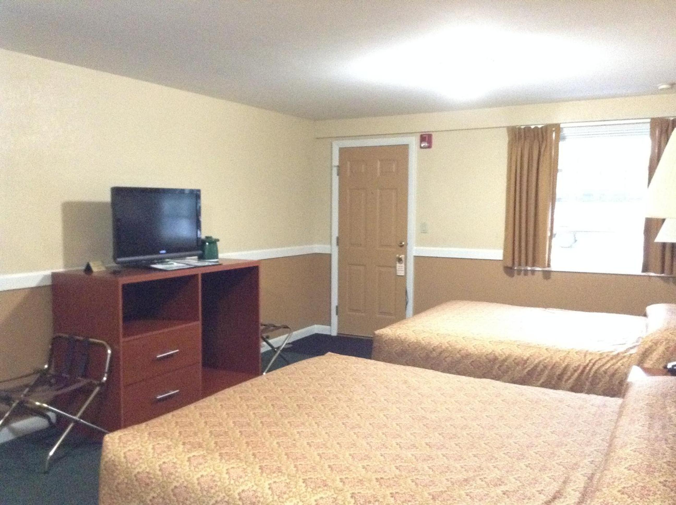 Queen Room with Two Queen Beds photo 2