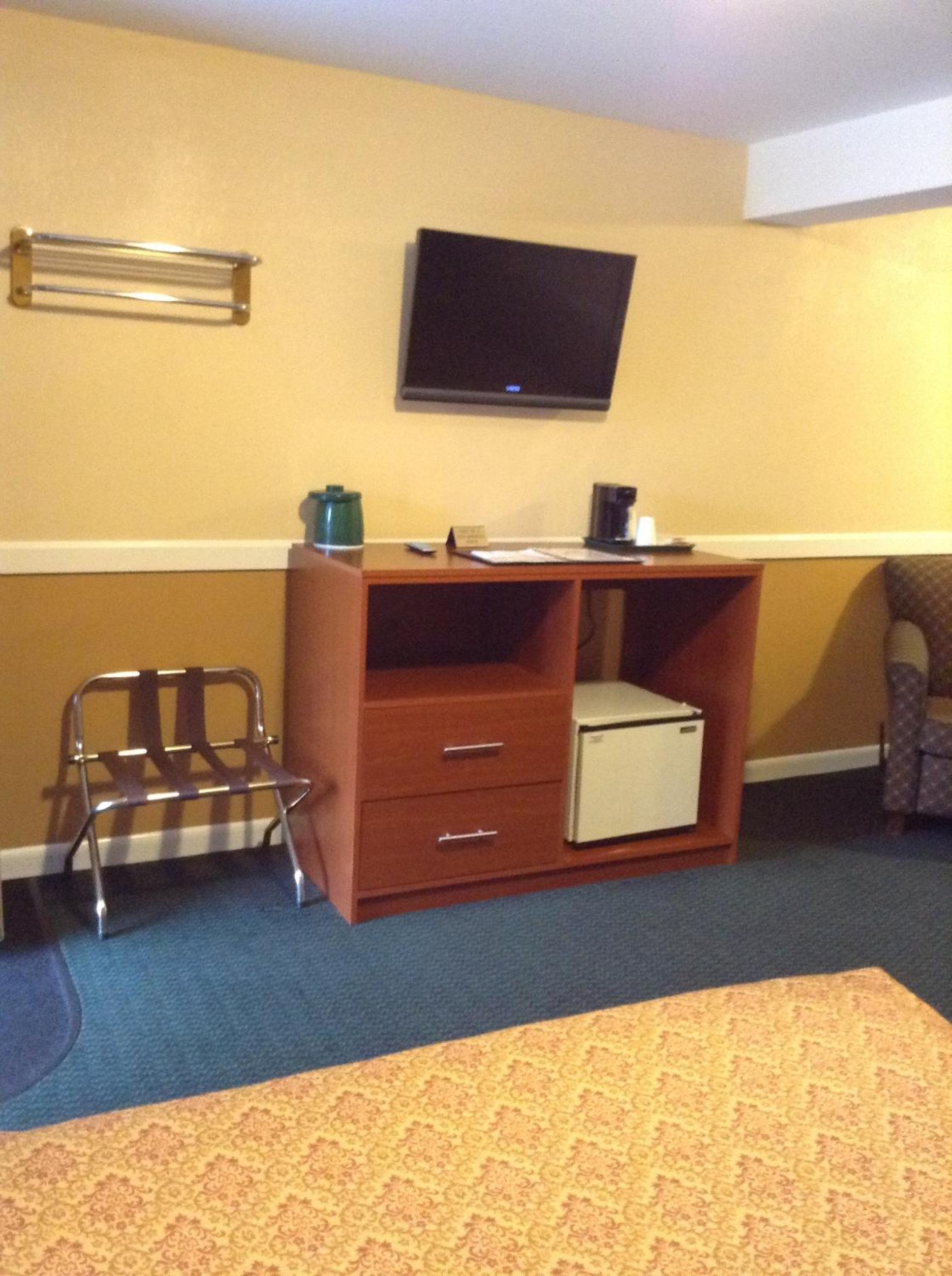 Queen Room with Two Queen Beds photo 3