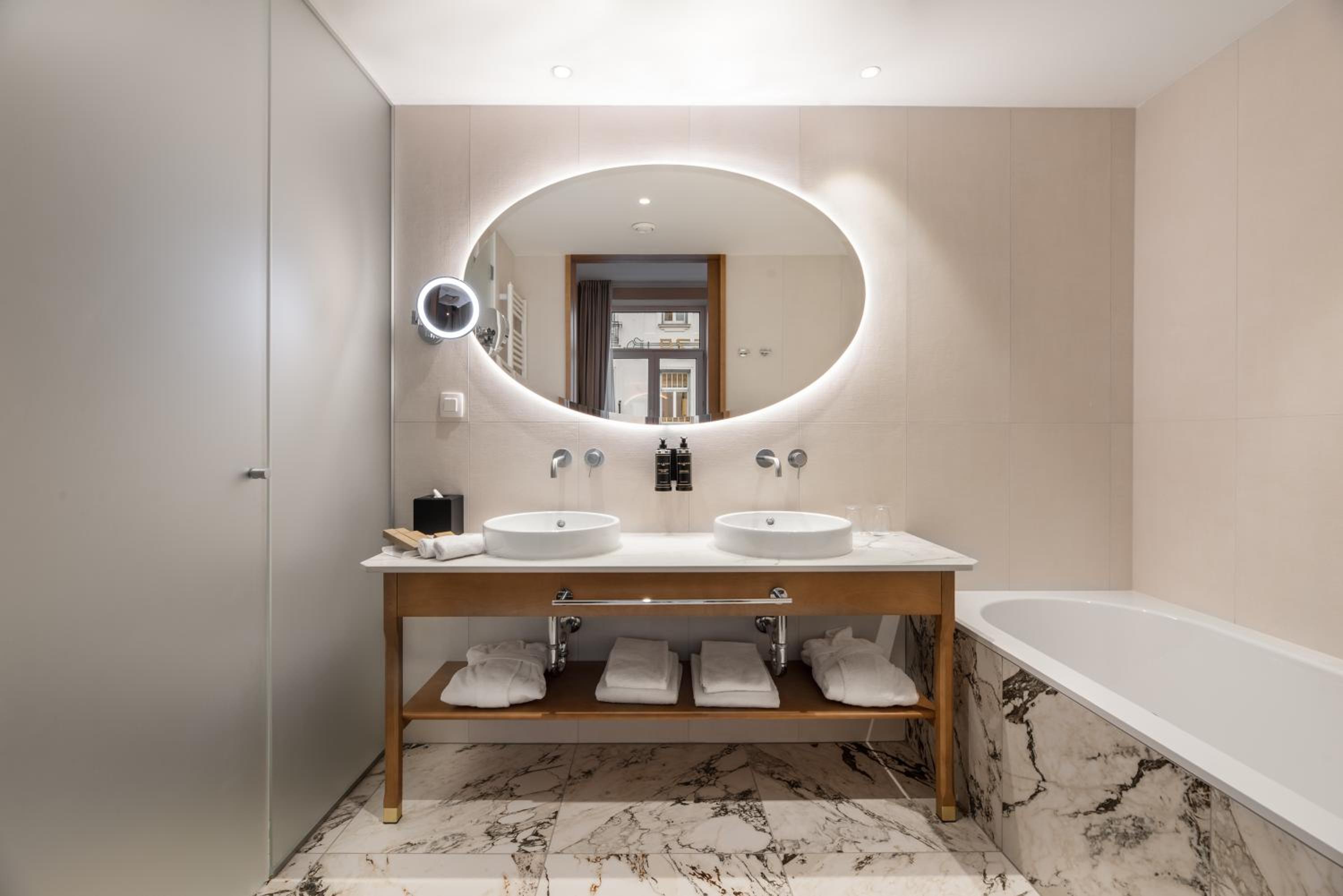Grand Corner Suite - Photo 6