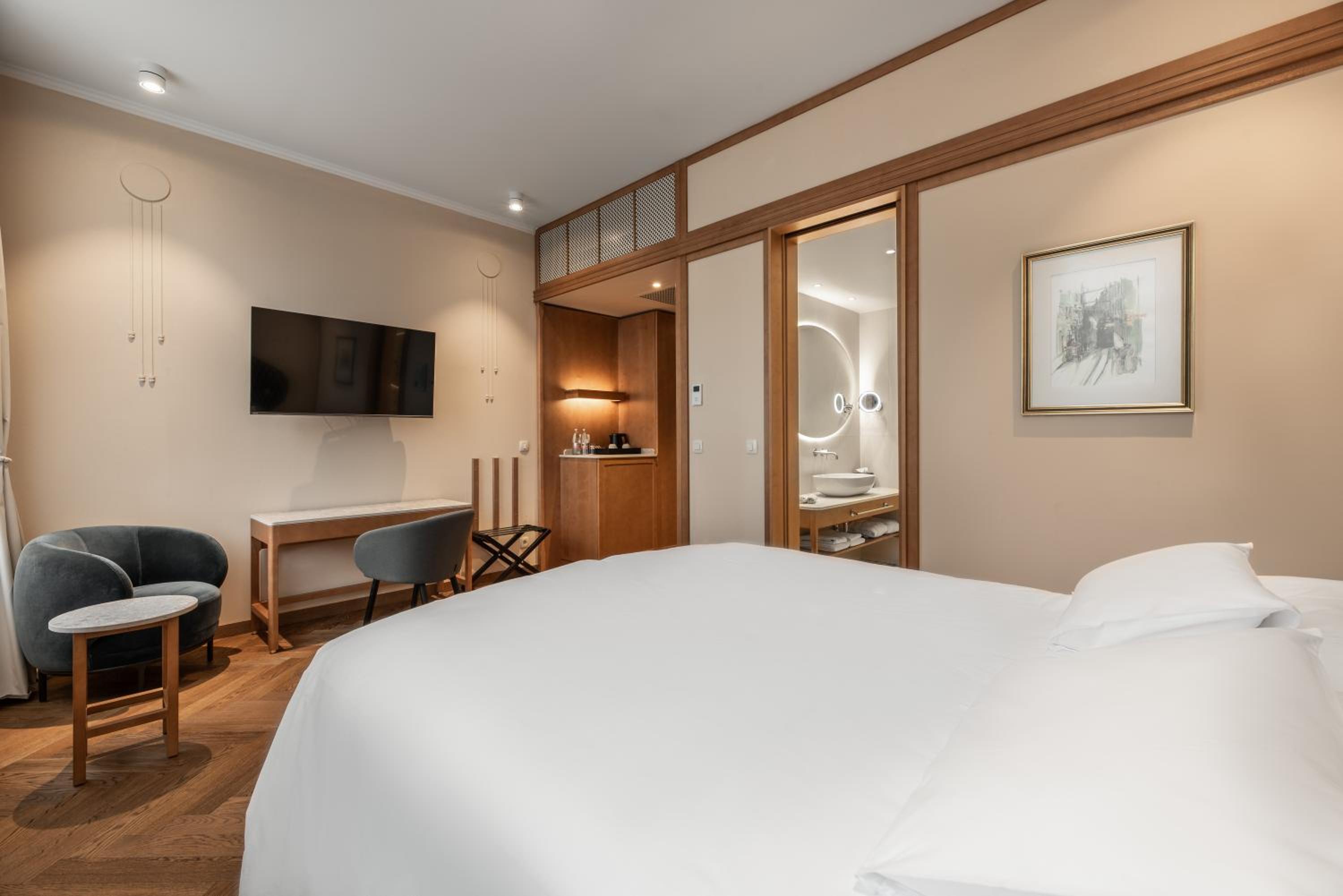 Superior Comfort Queen Room - Photo 4