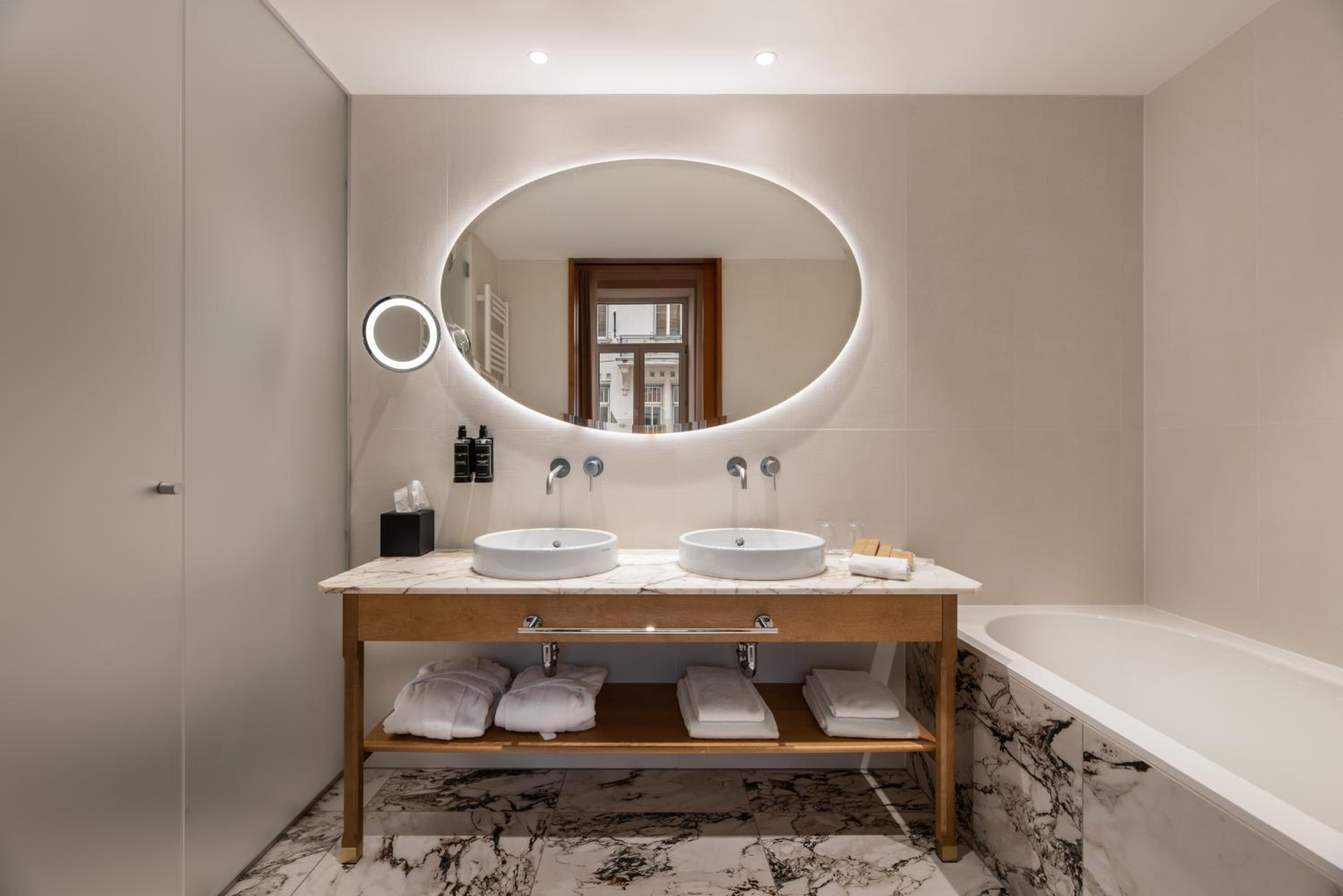 Grand Corner Suite - Photo 7