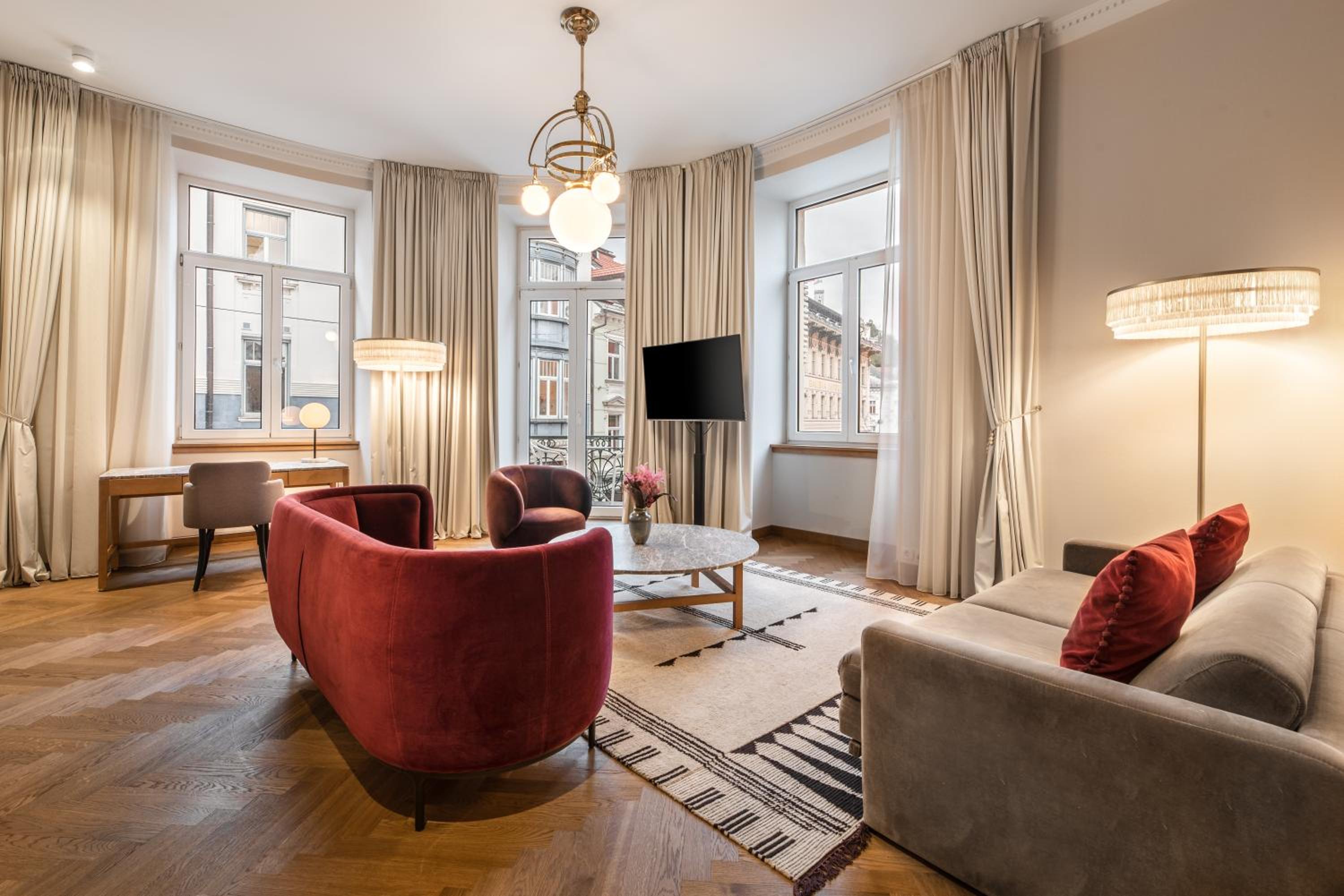Grand Corner Suite - Photo 1
