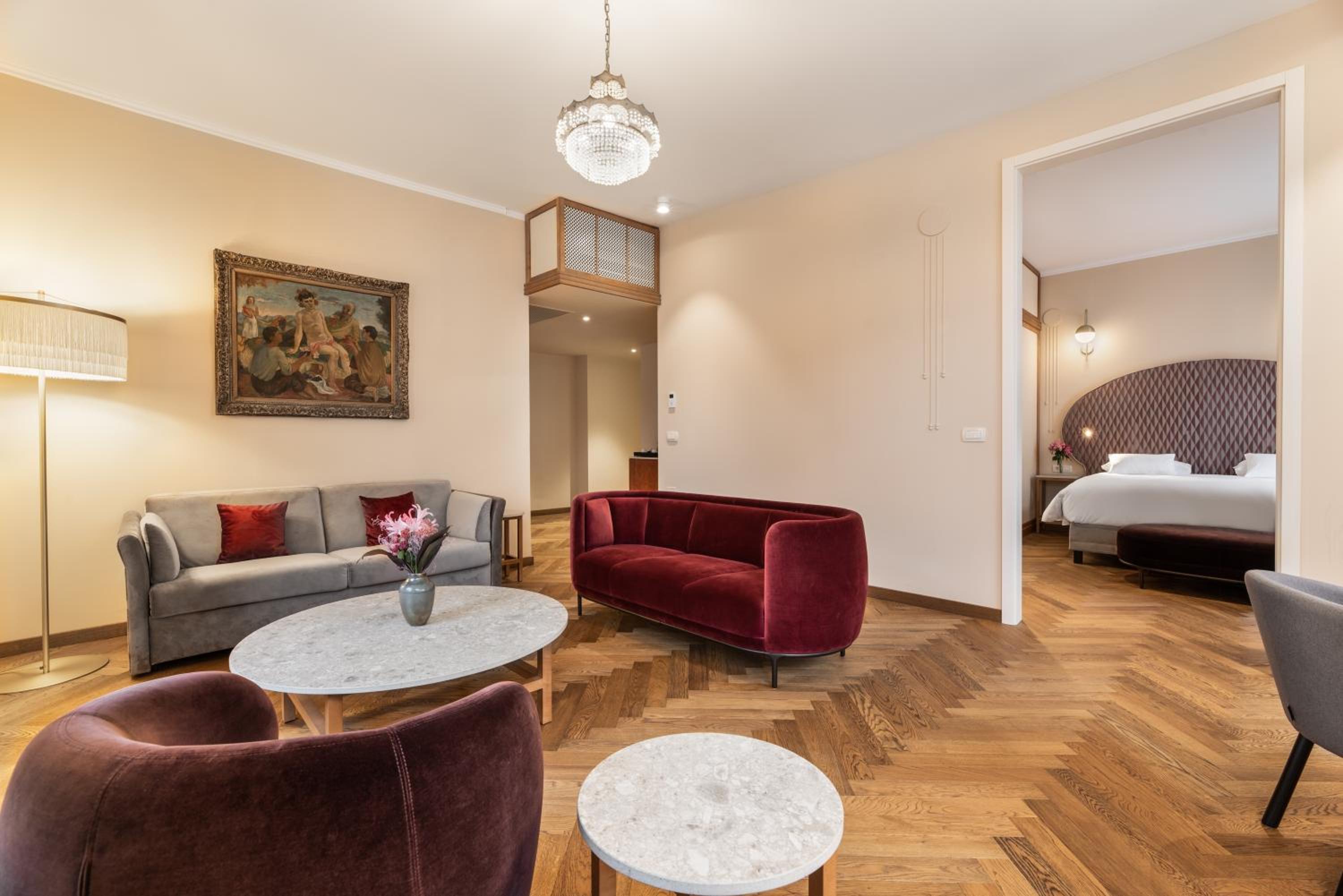 Grand Corner Suite - Photo 8