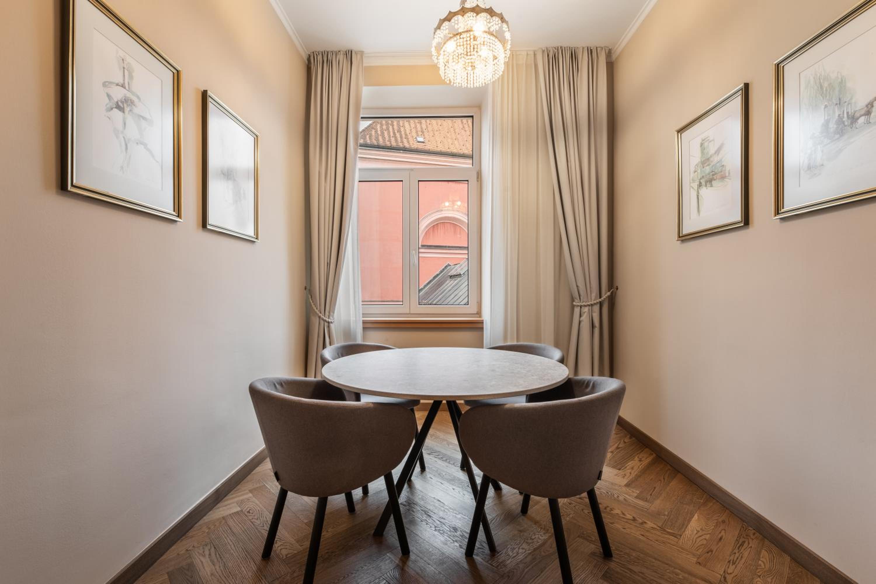 Grand Corner Suite - Photo 3