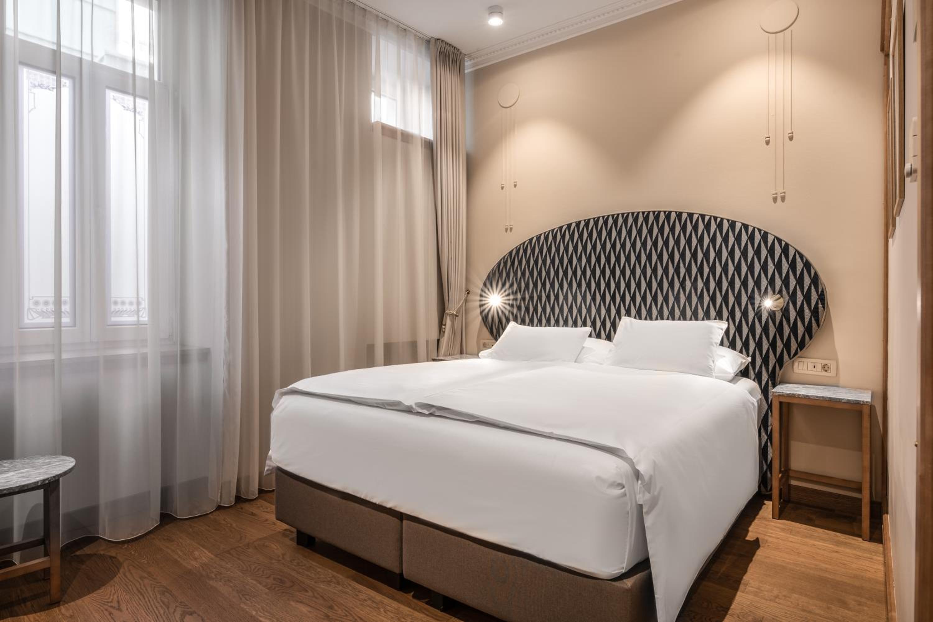 Superior Comfort Queen Room - Photo 7
