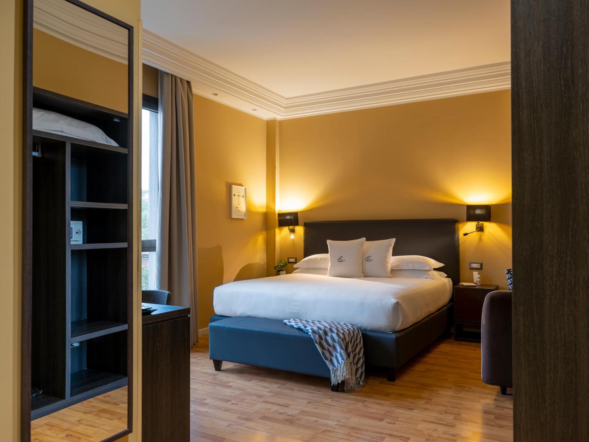 Superior Double or Twin Room with City View - Photo 7
