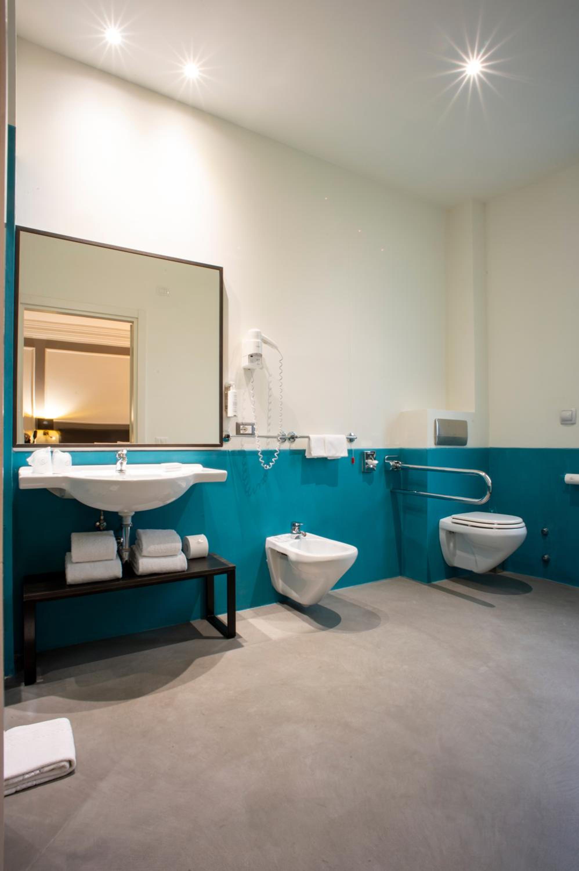 Superior Double or Twin Room with City View - Photo 8