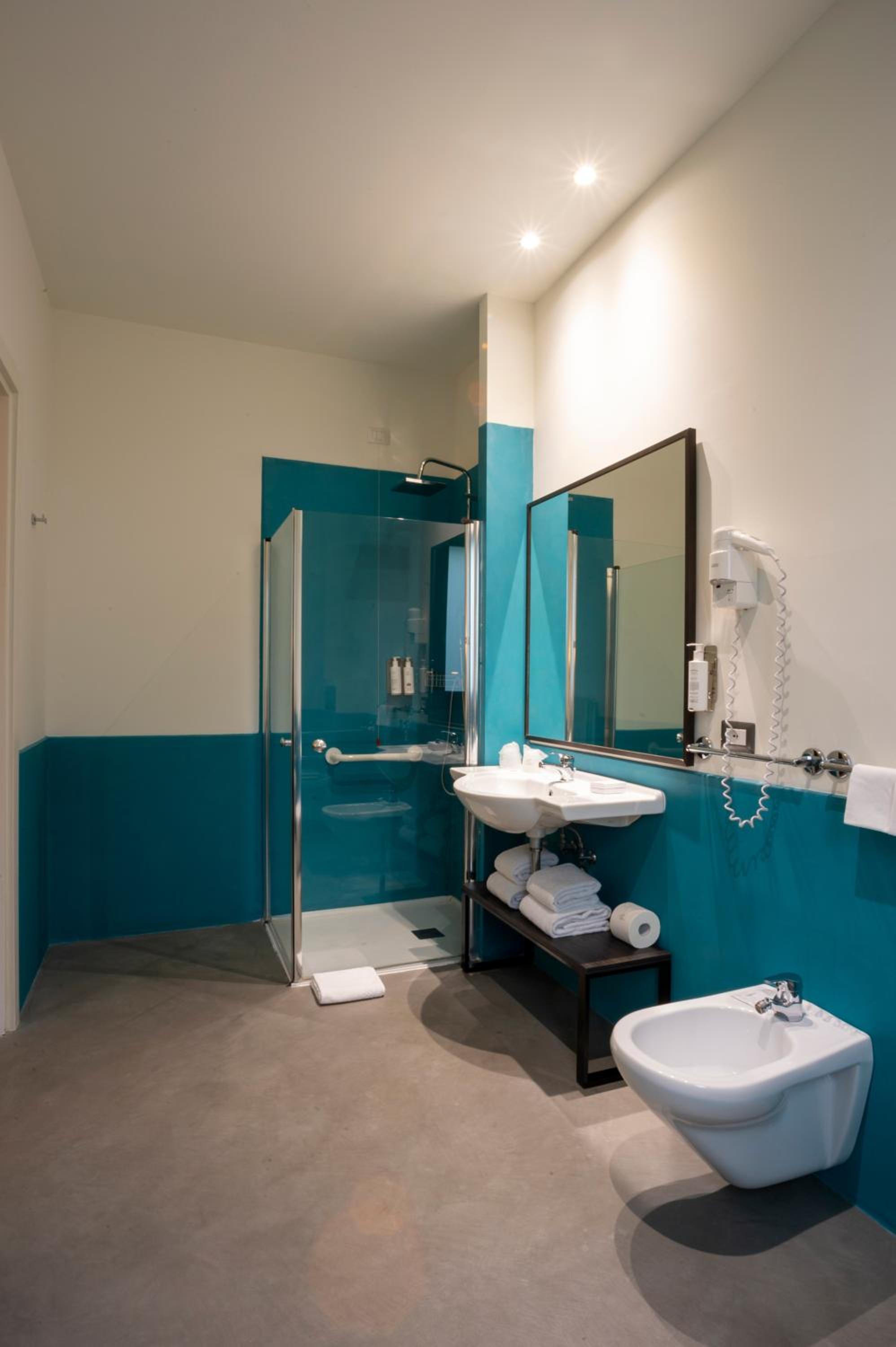 Superior Double or Twin Room with City View - Photo 9