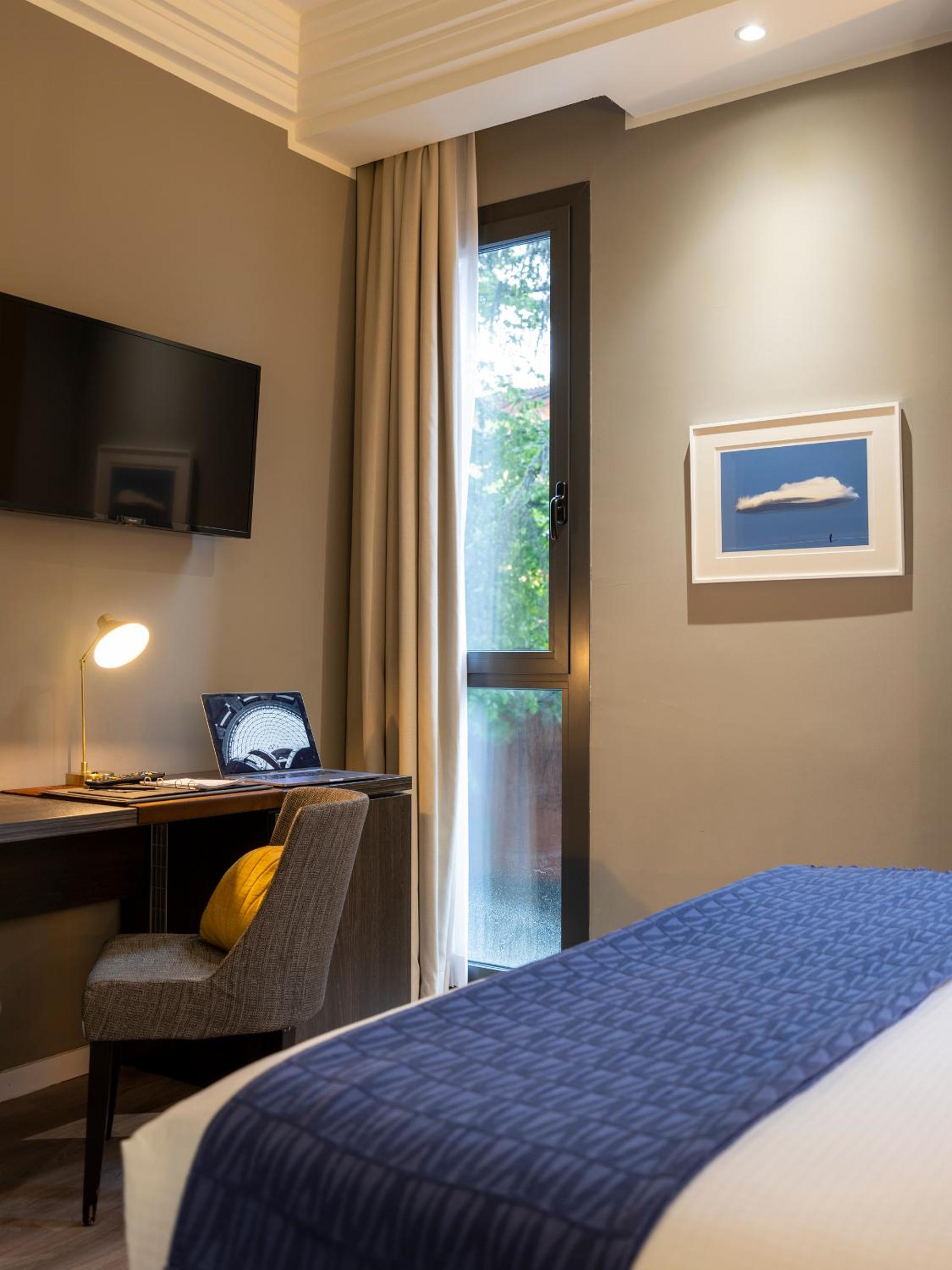 Superior Double or Twin Room with City View - Photo 10