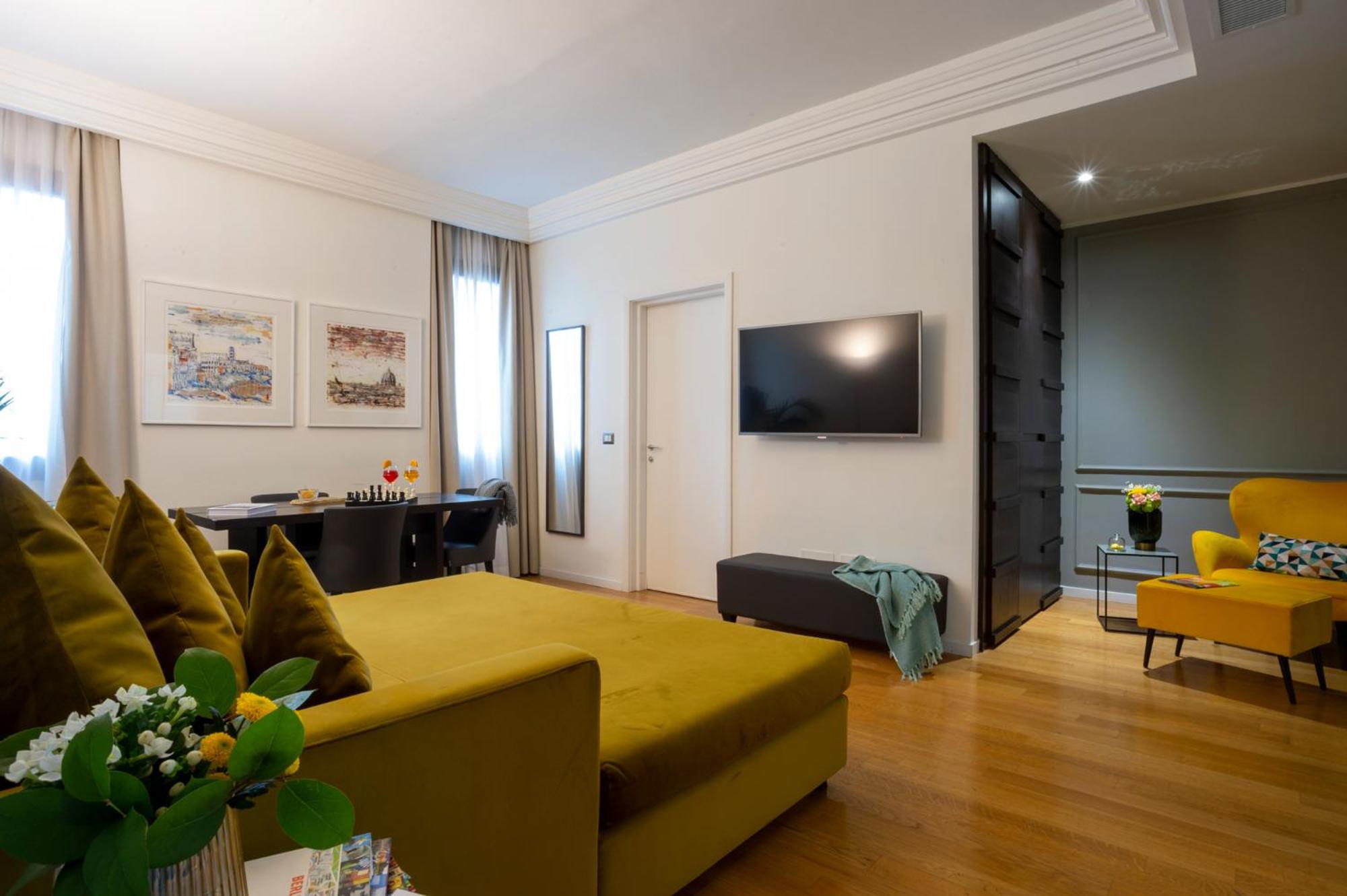 Suite - Photo 1