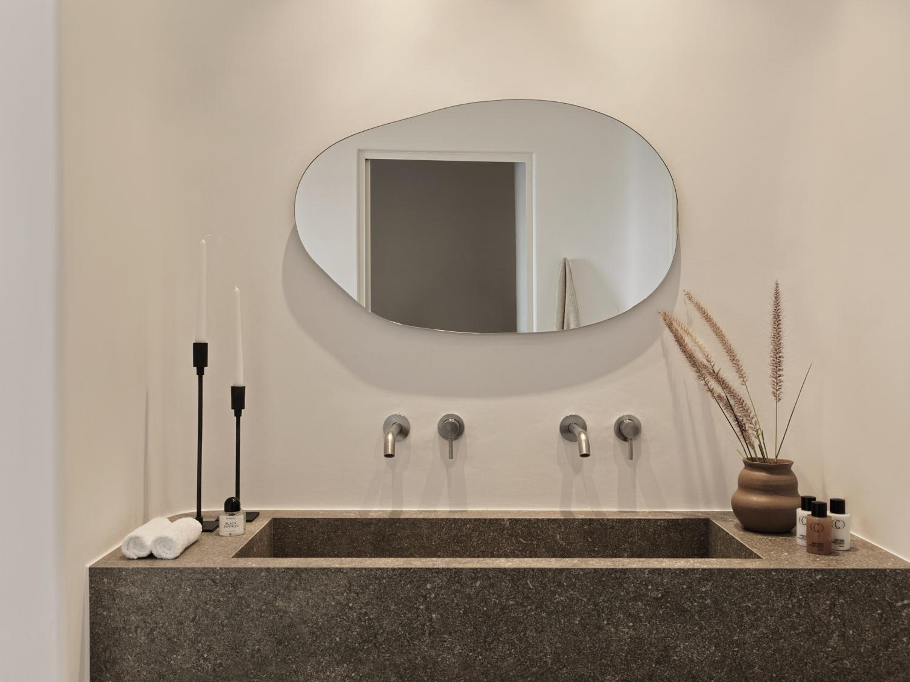 Pool Suite - Photo 26