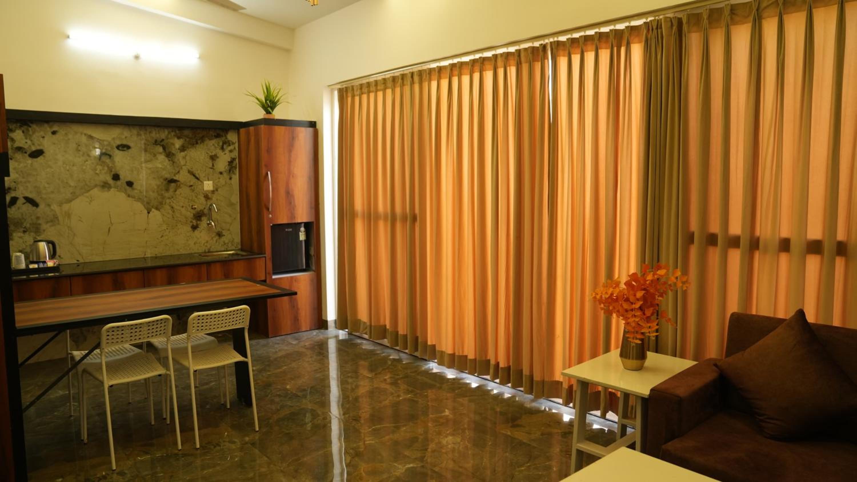 Deluxe King Room - Photo 8