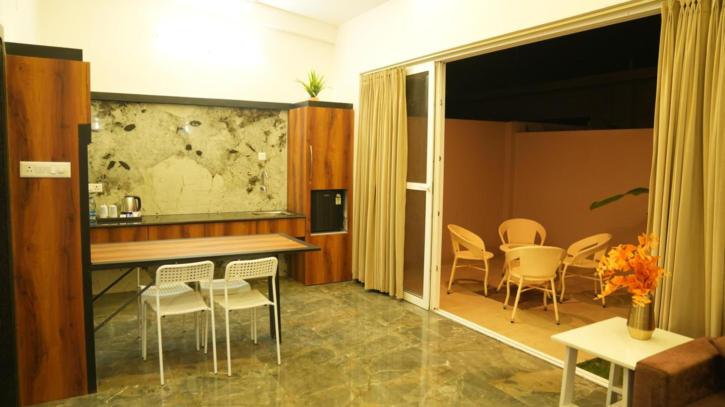 Deluxe King Room - Photo 9