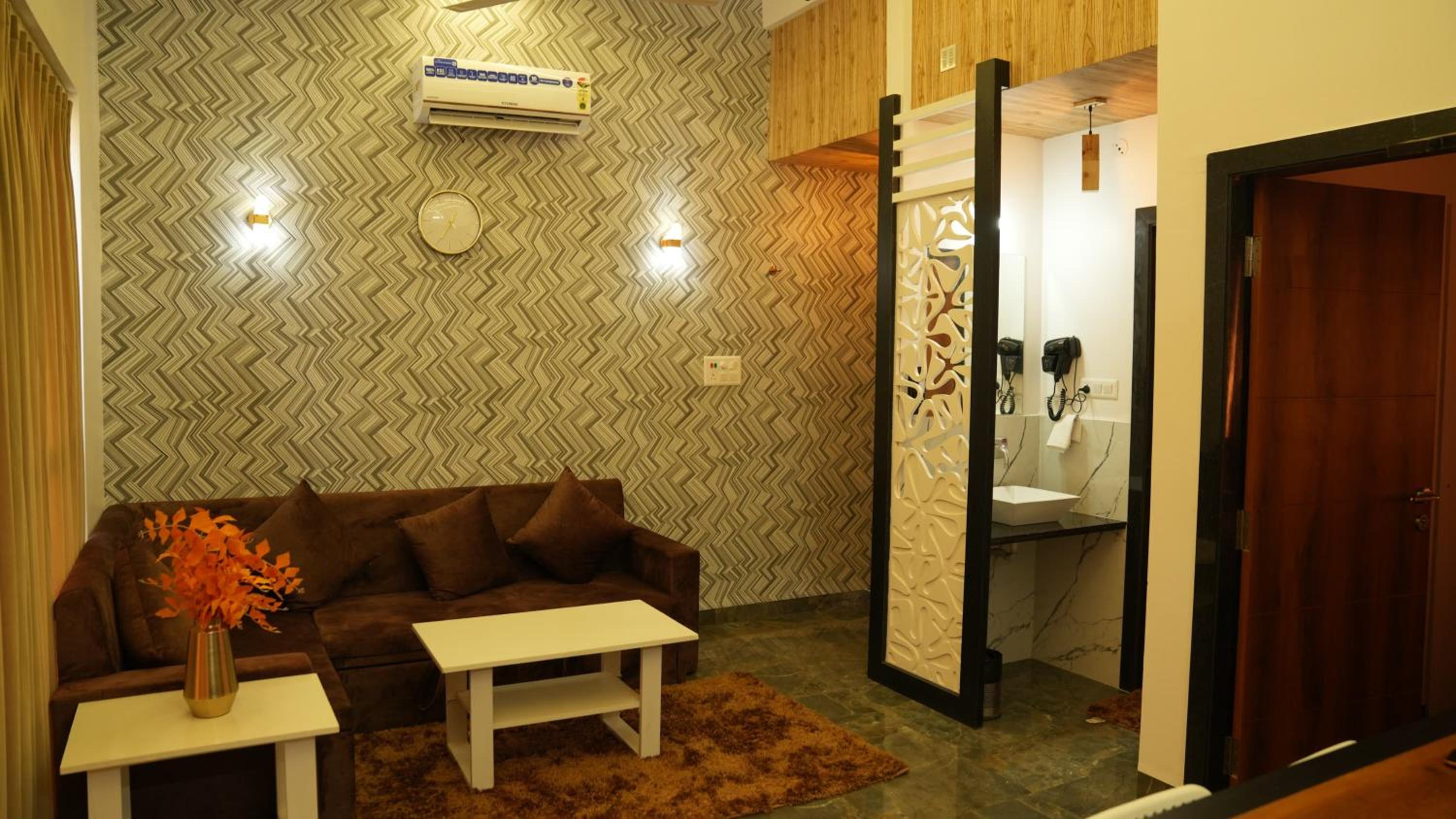 Deluxe King Room - Photo 32