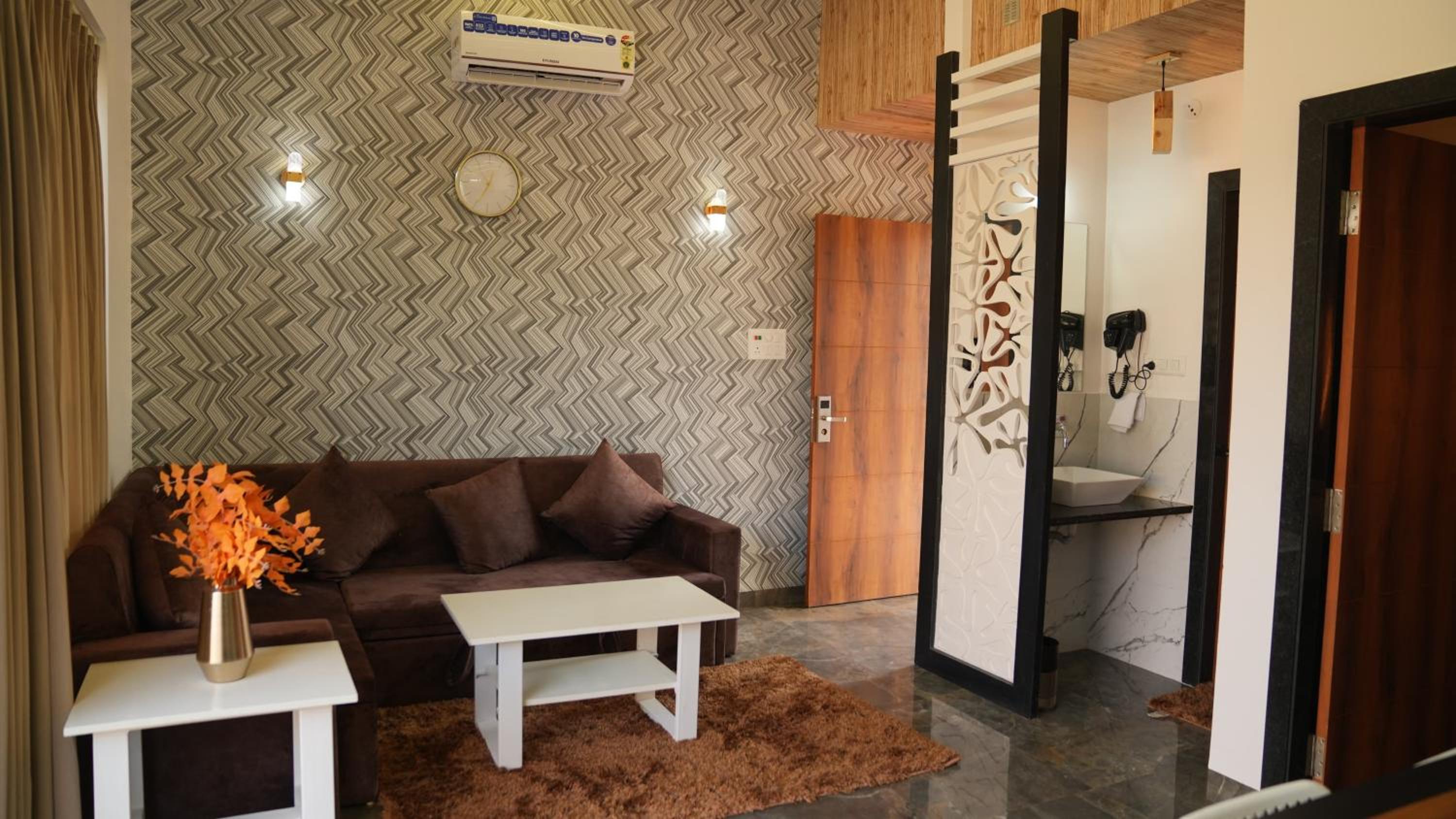 Deluxe King Room - Photo 6