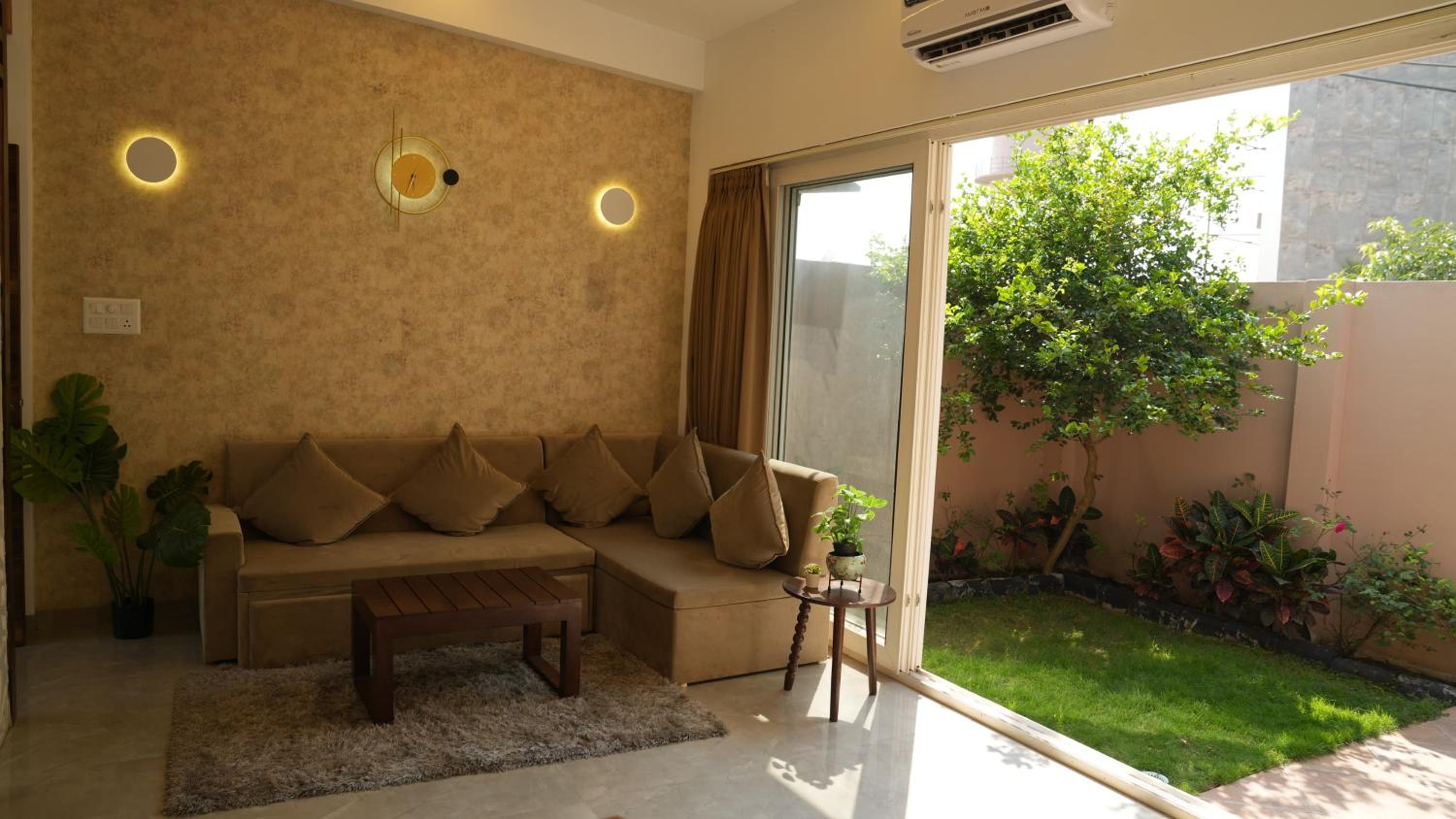 Deluxe King Room - Photo 10