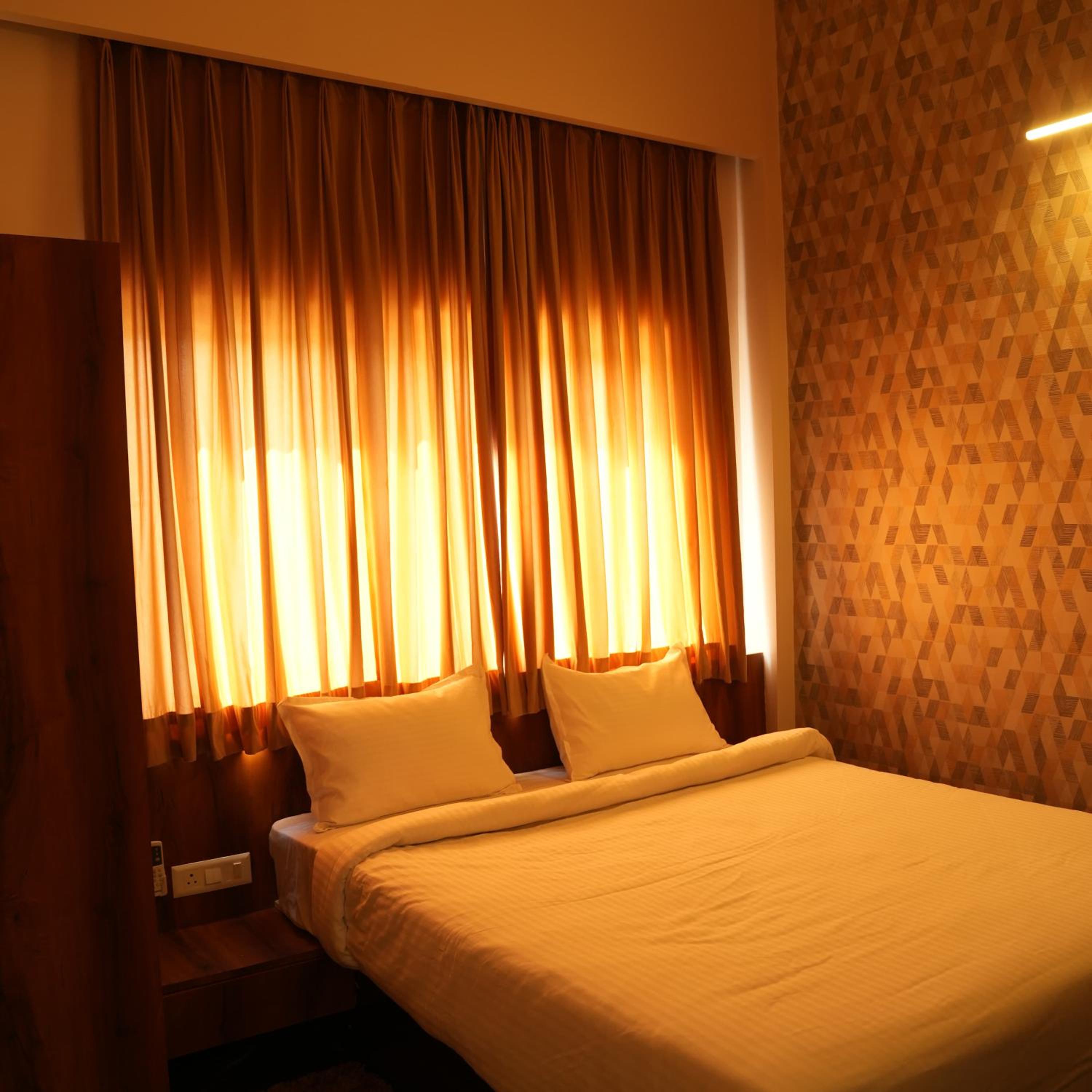 Deluxe King Room - Photo 7