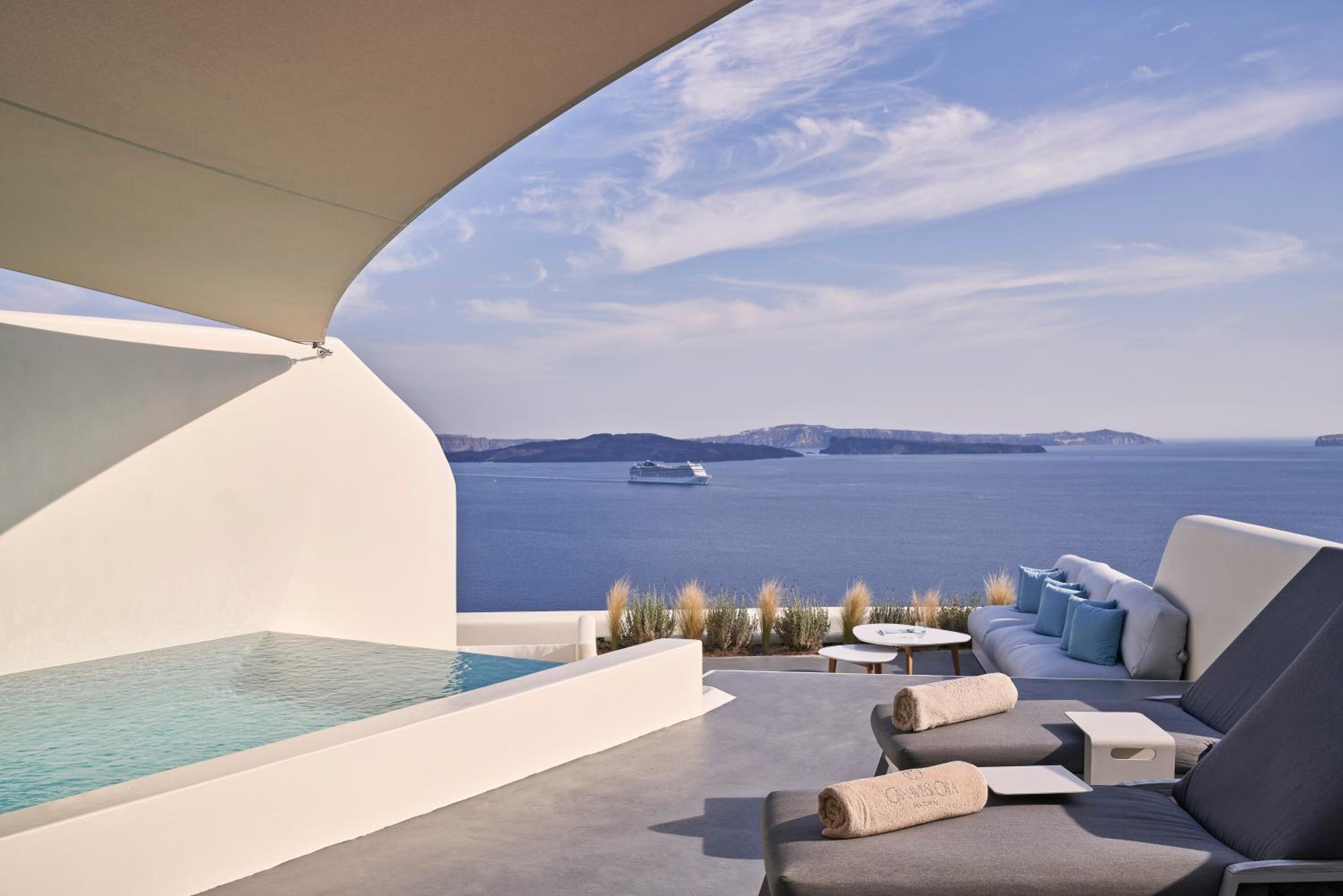 Royal Pool Suite photo 2