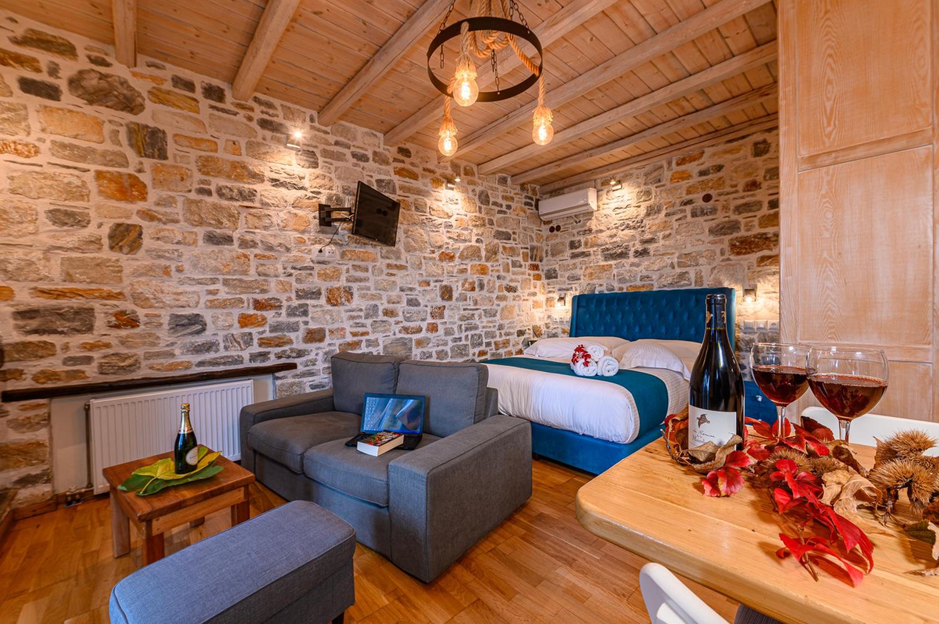 Deluxe Suite with Sea View - Photo 1